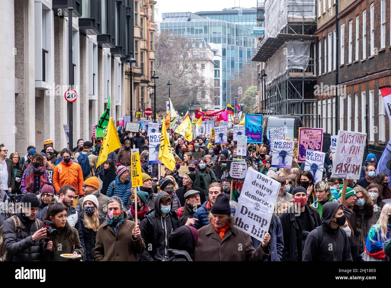 Gli attivisti si riuniscono come parte della giornata nazionale di azione a sostegno della campagna Kill the Bill. Gli attivisti sostengono che le disposizioni contenute nella legge sulla polizia, sulle condanne e sui tribunali limiteranno il diritto di protesta della gente. I manifestanti si riunirono a Holborn prima di marciare in Piazza del Parlamento a Westminster. Foto Stock