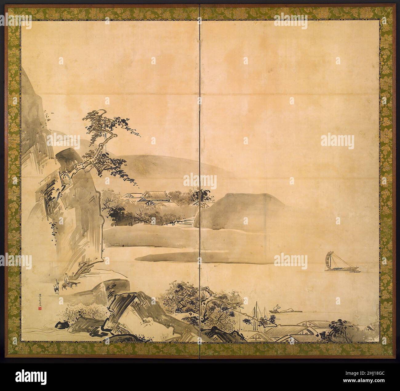 Paesaggio prima metà del 18th secolo Watanabe Shikō 渡辺始興 Uno stretto corpo d'acqua è circondato da terra su tre lati, con la quarta apertura per consentire ad una barca a vela sottile di entrare in vista. I toni contrastanti dell'inchiostro, dal nero di carbone al grigio perla, sono uniti dal lavaggio dei grigi acquosi.intorno al 1699 il pittore di questo piccolo paesaggio lirico aiutò i leggendari maestri Rinpa Ogata Kōrin (1658–1716) e il fratello minore Kenzan (1663–1743) a avventurarsi nella produzione commerciale di ceramiche decorate. Watanabe Shikō, allora ancora adolescente, decorò alcuni dei loro prodotti con pai in stile Kano Foto Stock