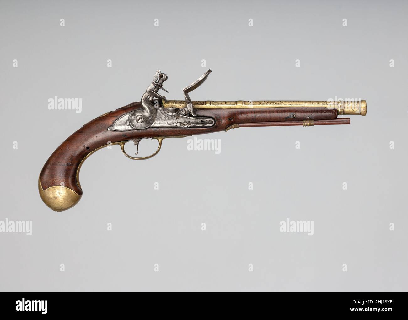 Pistola flintlock ca. 1700–1730 lucchetto probabilmente di William Green il lucchetto e il brodo di questa pistola furono fatti a Londra intorno al 1720. La canna incisa, tuttavia, reca un marchio scozzese precedente, il che suggerisce che se la pistola non fosse stata montata originariamente con questa speciale canna, potrebbe essere un sostituto della vita lavorativa della pistola. Il barile risale a ca. 1680–1700, ed è incisa con frappé, fogliame e rose. Pistola flintlock. Inglese e scozzese. CA. 1700–1730. Acciaio, legno (noce), ottone, bronzo, ferro (?). Armi da fuoco-Pistoli-Flintlock Foto Stock