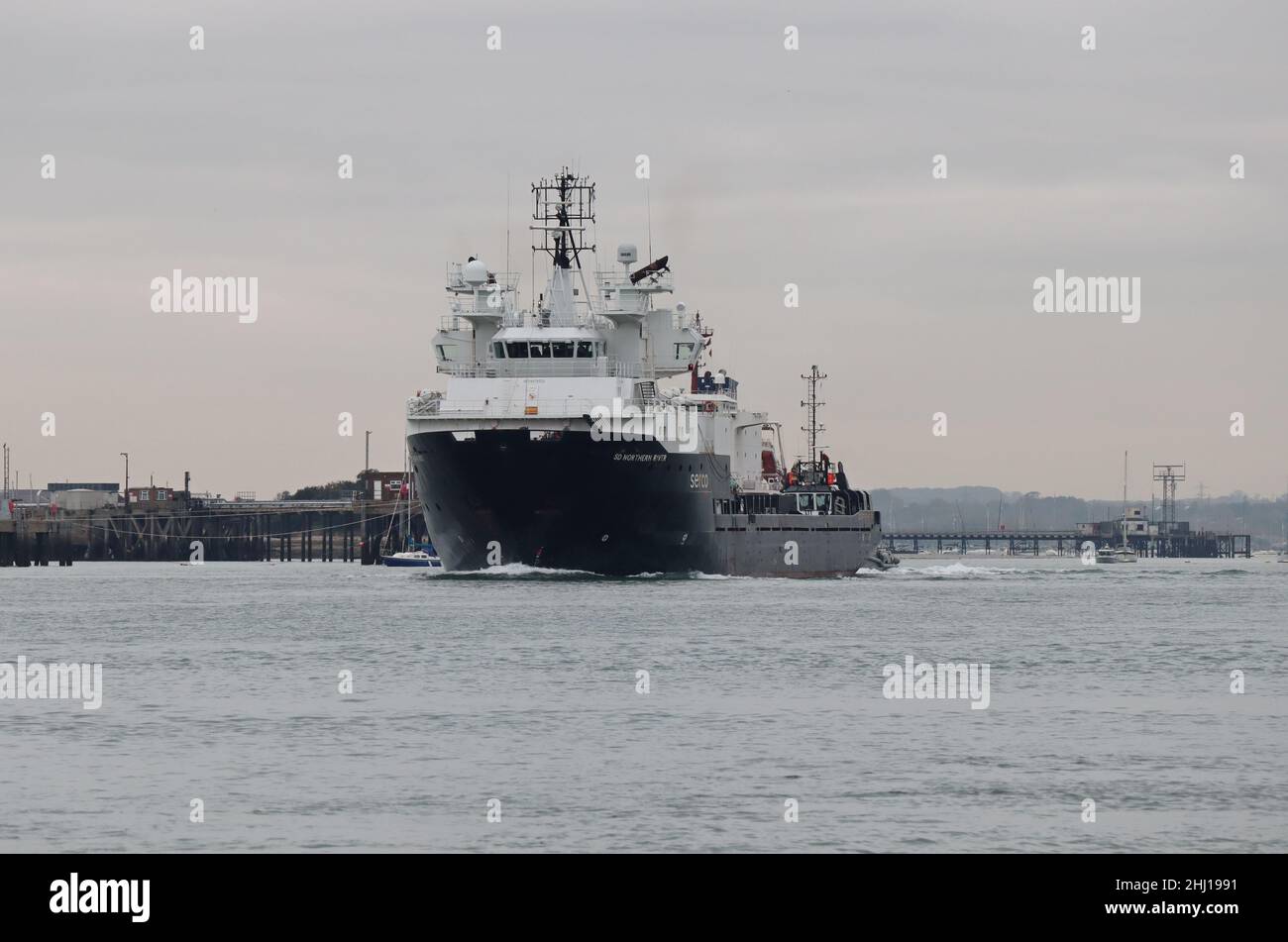 Il Serco Denholm ha operato una nave offshore SD NORTHERN RIVER lasciando il porto. La nave si dirige verso la Scozia per un periodo di manutenzione Foto Stock