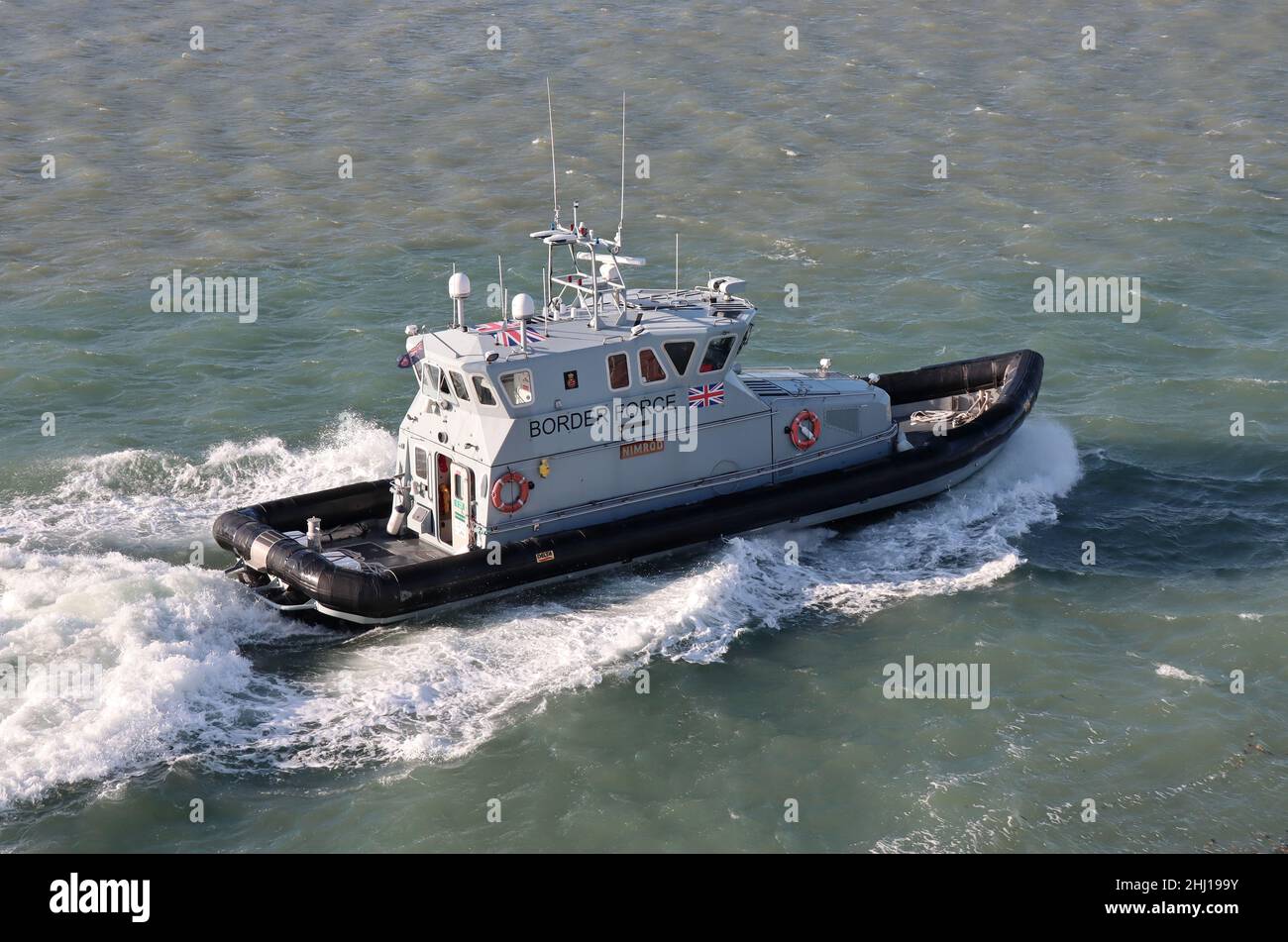 La nave di pattuglia costiera della forza di confine del Regno Unito HMC NIMROD nelle acque locali Foto Stock