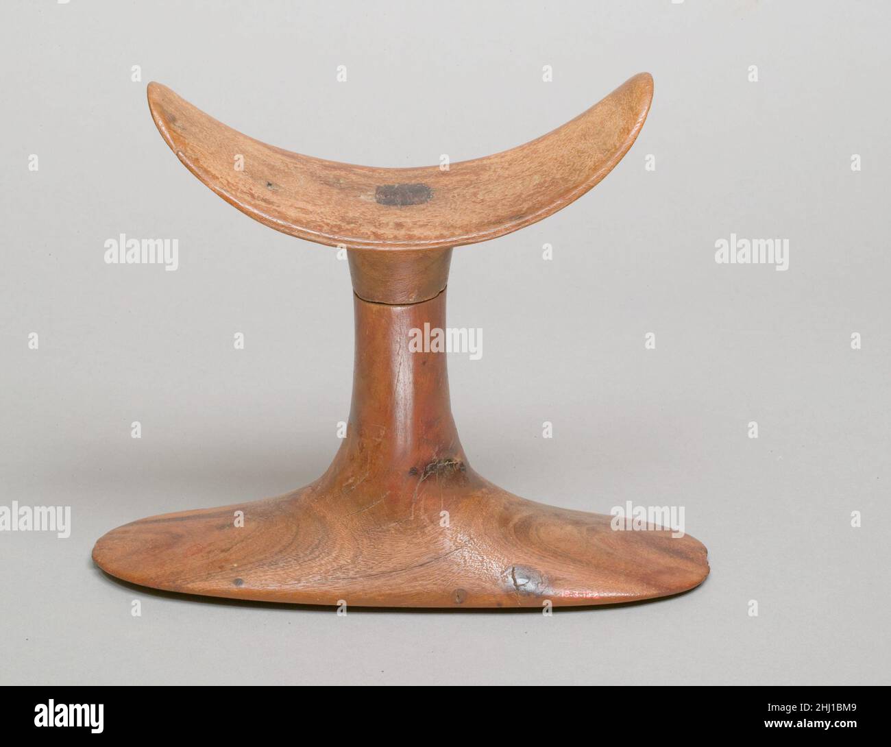 Poggiatesta ca. 2030–1640 a.C. Regno di mezzo. Poggiatesta. CA. 2030–1640 A.C. Legno duro. Medio Regno. Dall'Egitto, dall'Alto Egitto, da Tebe, da Asasif, ad est di Pabasa, Radim, sepoltura 6A.X.B24, scavi MMA, 1918–19 Foto Stock