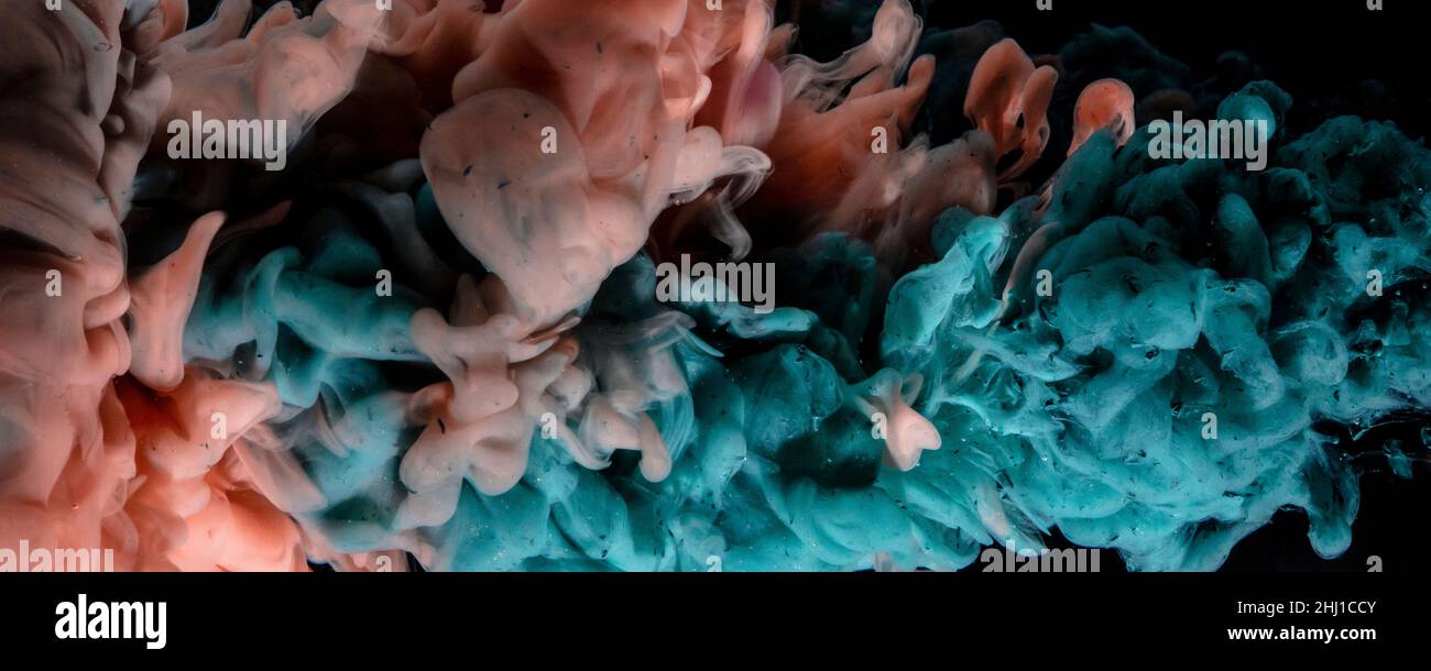 vernici acriliche che formano una nube nell'acqua. Foto Stock