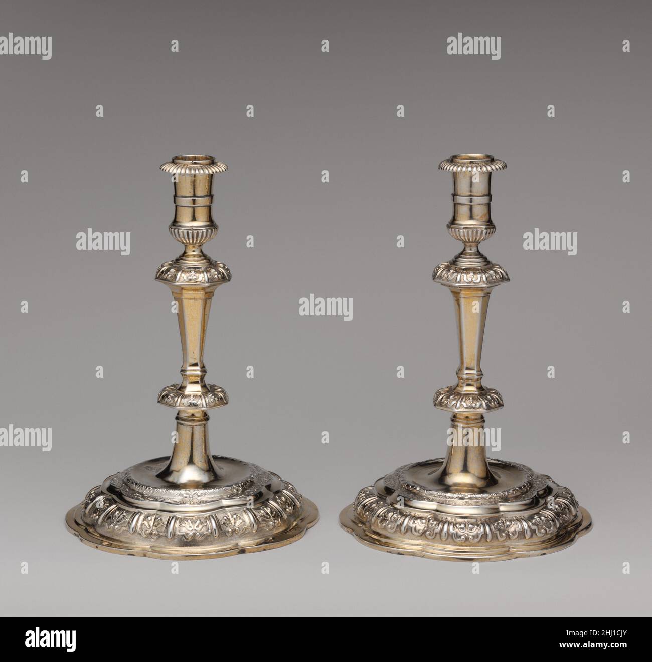 Candelabro (uno di un paio) ca. 1710–20 Master 'RW' Swedish di prima-diciottesimo secolo l'argento svedese di una qualità così dominante è estremamente raro. Queste raffinate candeliere riflettono gli adattamenti stilistici e l'alto standard di lavorazione artigianale dei maestri dell'oro e dell'argento a Uppsala, una città universitaria del nord Europa. Il delicato vocabolario ornamentale degli oggetti costituisce una versione elegante e rinfrescante di quella che potrebbe essere definita un'interpretazione svedese dello stile del designer francese Jean Berain. Nel I687 l'architetto svedese Nicodemus Tessin il giovane (i654-1728) visitò V Foto Stock Candelabro (uno di un paio) ca. 1710–20 Master 'RW' Swedish di prima-diciottesimo secolo l'argento svedese di una qualità così dominante è estremamente raro. Queste raffinate candeliere riflettono gli adattamenti stilistici e l'alto standard di lavorazione artigianale dei maestri dell'oro e dell'argento a Uppsala, una città universitaria del nord Europa. Il delicato vocabolario ornamentale degli oggetti costituisce una versione elegante e rinfrescante di quella che potrebbe essere definita un'interpretazione svedese dello stile del designer francese Jean Berain. Nel I687 l'architetto svedese Nicodemus Tessin il giovane (i654-1728) visitò V Foto Stock