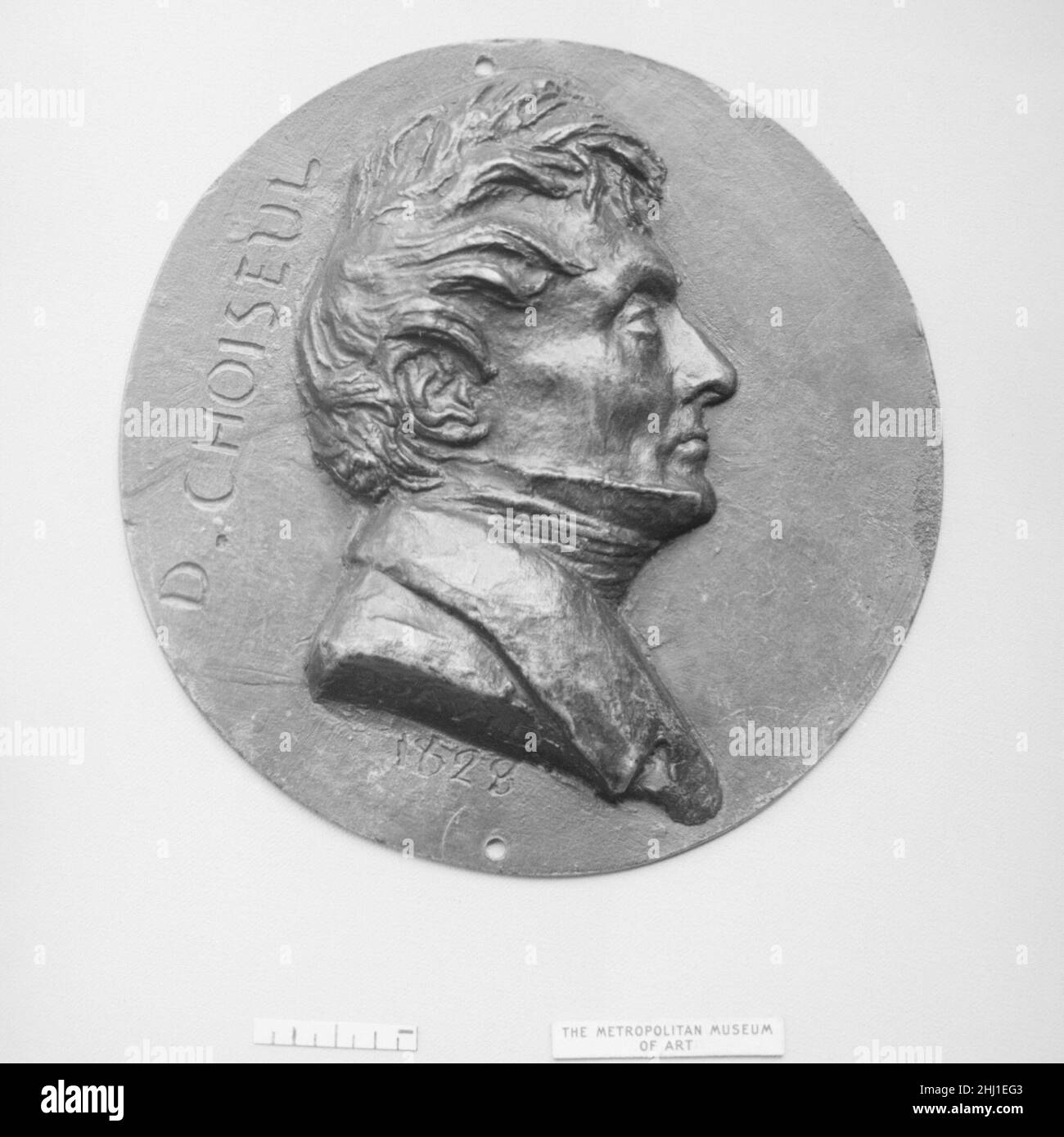 Claude Antoine Gabriel de Choiseul, duc et pair de France (1760-1838) 1828 Pierre Jean David d'Angers il francese Pierre-Jean David d'Angers fu il più prolifico e uno dei più importanti scultori francesi della prima metà del XIX secolo. Durante la sua quasi cinquantennale carriera (1819-1856) Davide rimase fedele alla sua convinzione che i monumenti scultorei dedicati alle conquiste di grandi uomini e donne esprimono in modo più permanente e vivido la grandezza di un popolo. Ha cercato continuamente commissioni per monumenti che raffigurano figure storiche e contemporanee che ammirava in o. Foto Stock