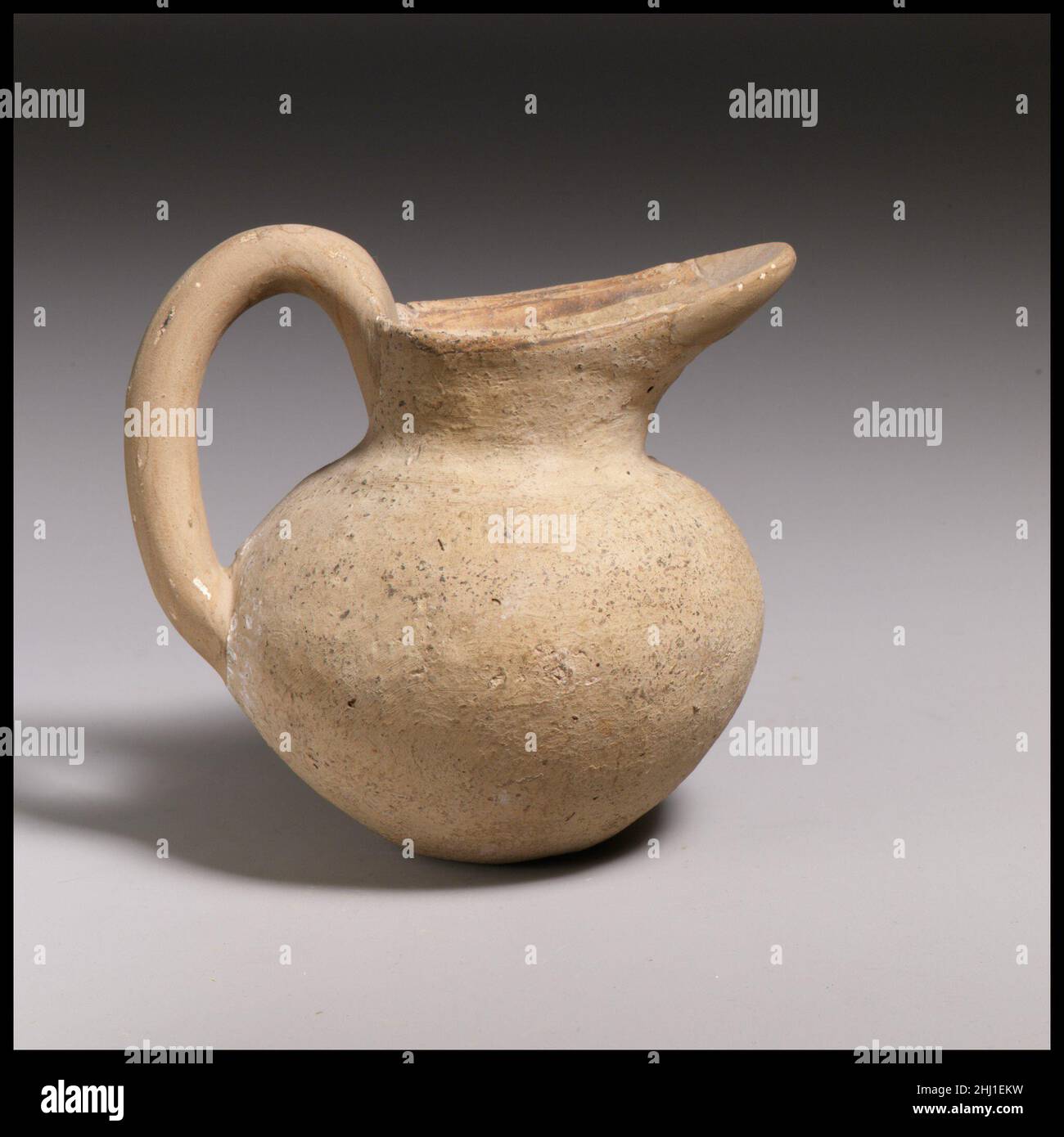 Caraffa piccola in terracotta ca. 2650–2150 a.C. caraffa elladica dalle proporzioni robuste e con tecnica artigianale. Caraffa piccola in terracotta 252903 Elladic, caraffa piccola in terracotta, ca. 2650?2150 a.C., Terracotta, maggiore H. 4 5/8 in. (11,6 cm.). Il Metropolitan Museum of Art, New York. Dono del governo greco, 1927 (27.120.5) Foto Stock