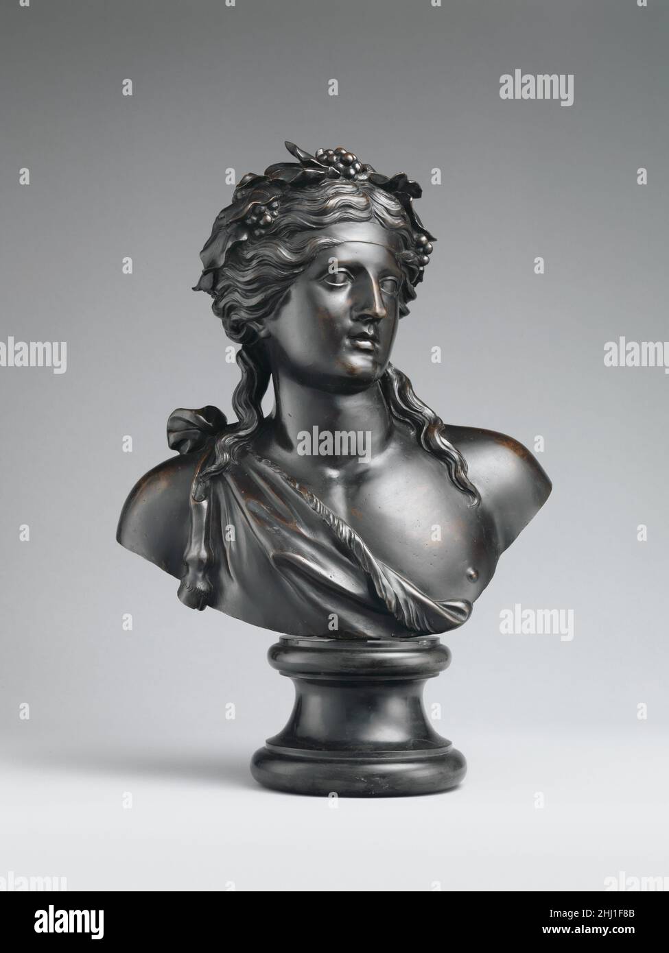 Bacchus ca. 1680–1700 dopo Francesco Girardon questo busto e il suo compagno (31.100.194), uno coronato di viti, l'altro con rose, possono significare due delle stagioni. Il loro sostanziale classicismo barocco caratterizza la scultura fatta per Luigi XIV intorno al 1675.. Bacco. Dopo Francesco Girardon (francese, Troyes 1628–1715 Parigi). Francese, probabilmente Parigi. CA. 1680–1700. Bronzo, successivamente montato su calza in marmo nero. Scultura-Bronzo Foto Stock