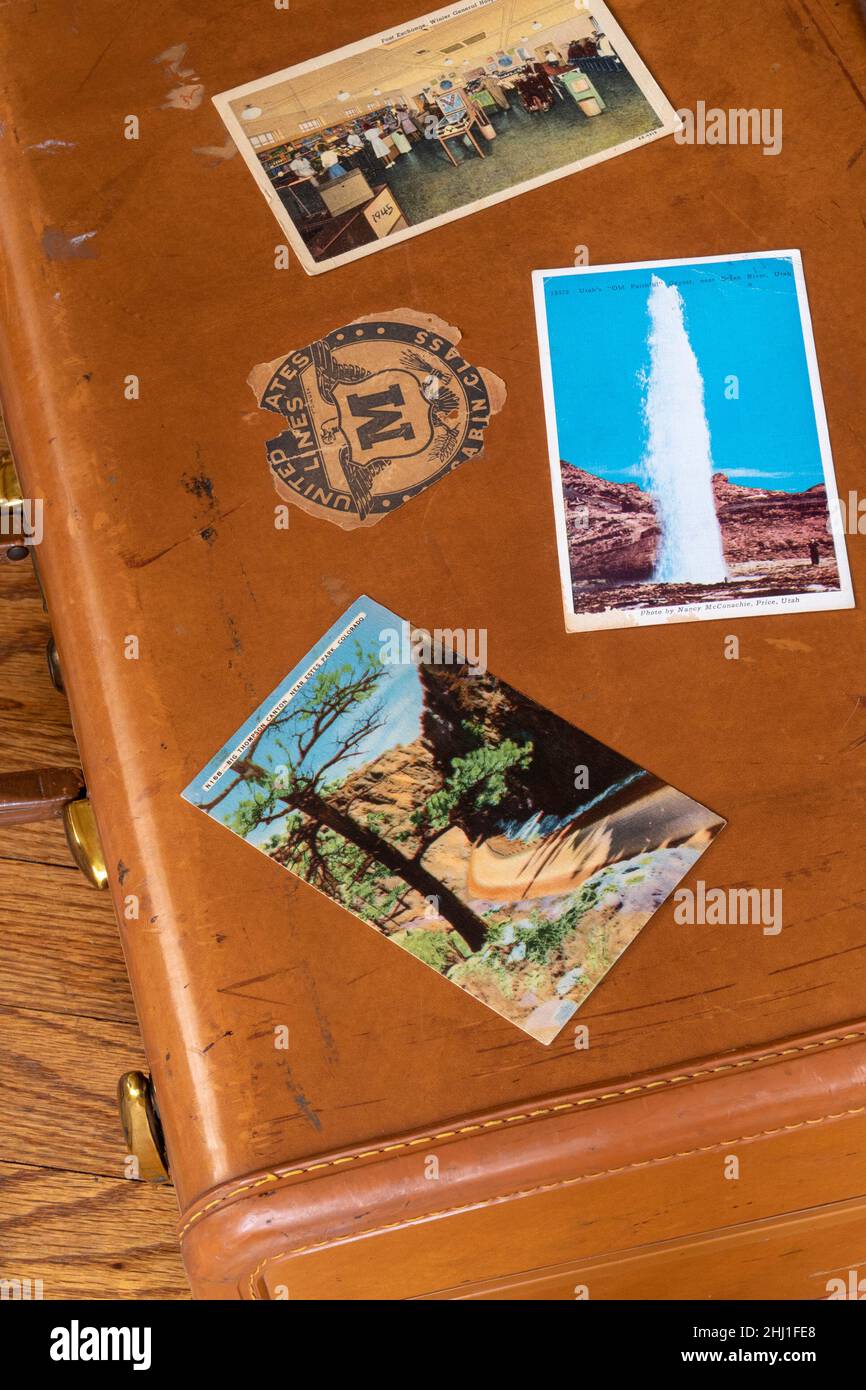 Cartoline d'epoca 1945 su una vecchia valigia, USA Foto Stock
