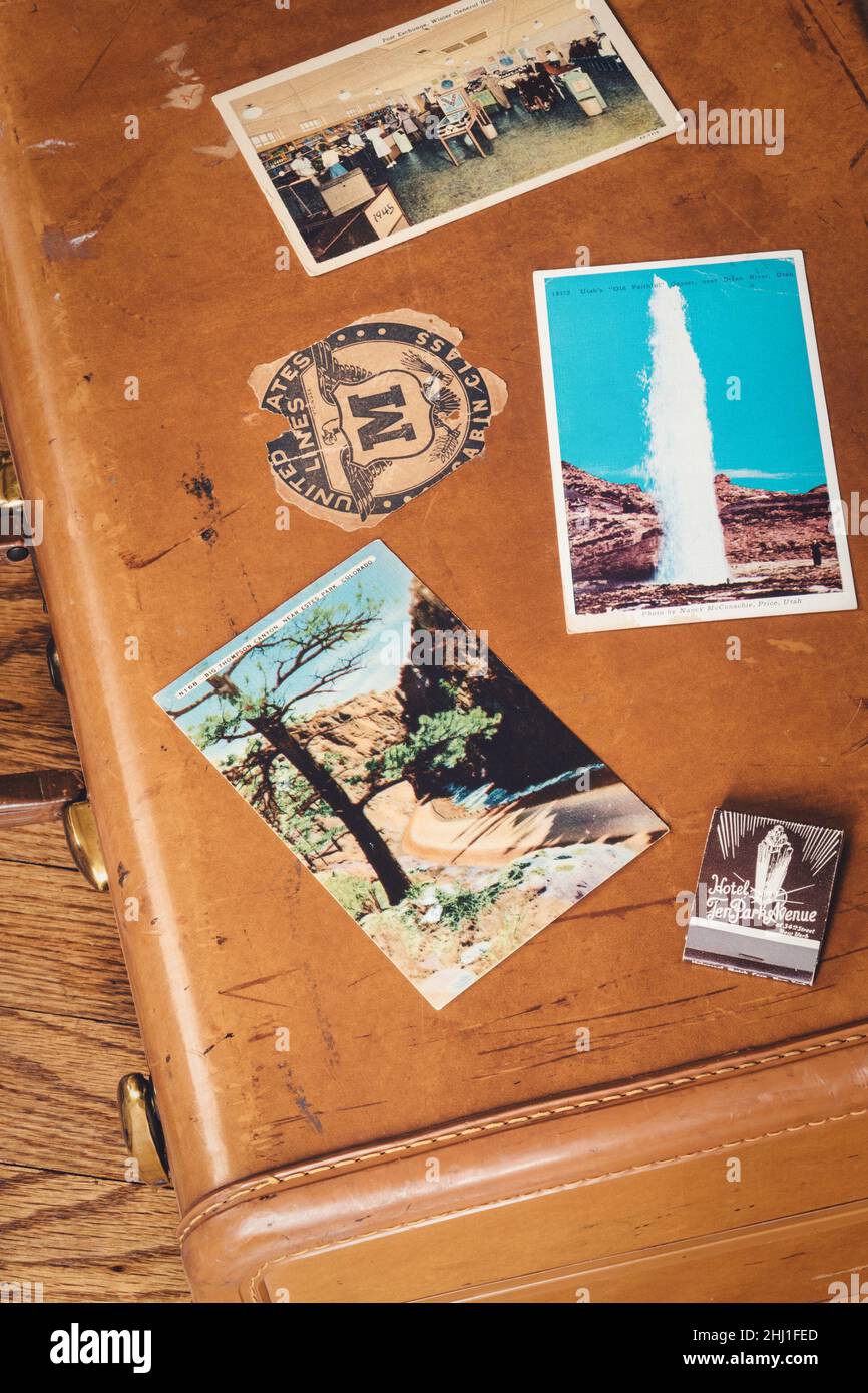 Cartoline d'epoca 1945 su una vecchia valigia, USA Foto Stock