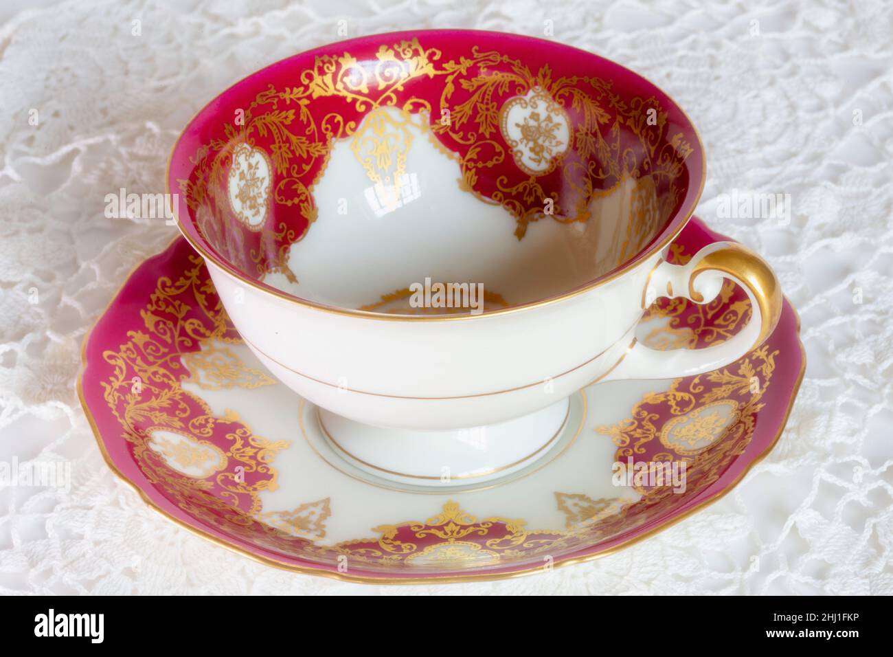 Tazza e piattino di porcellana vintage Foto Stock