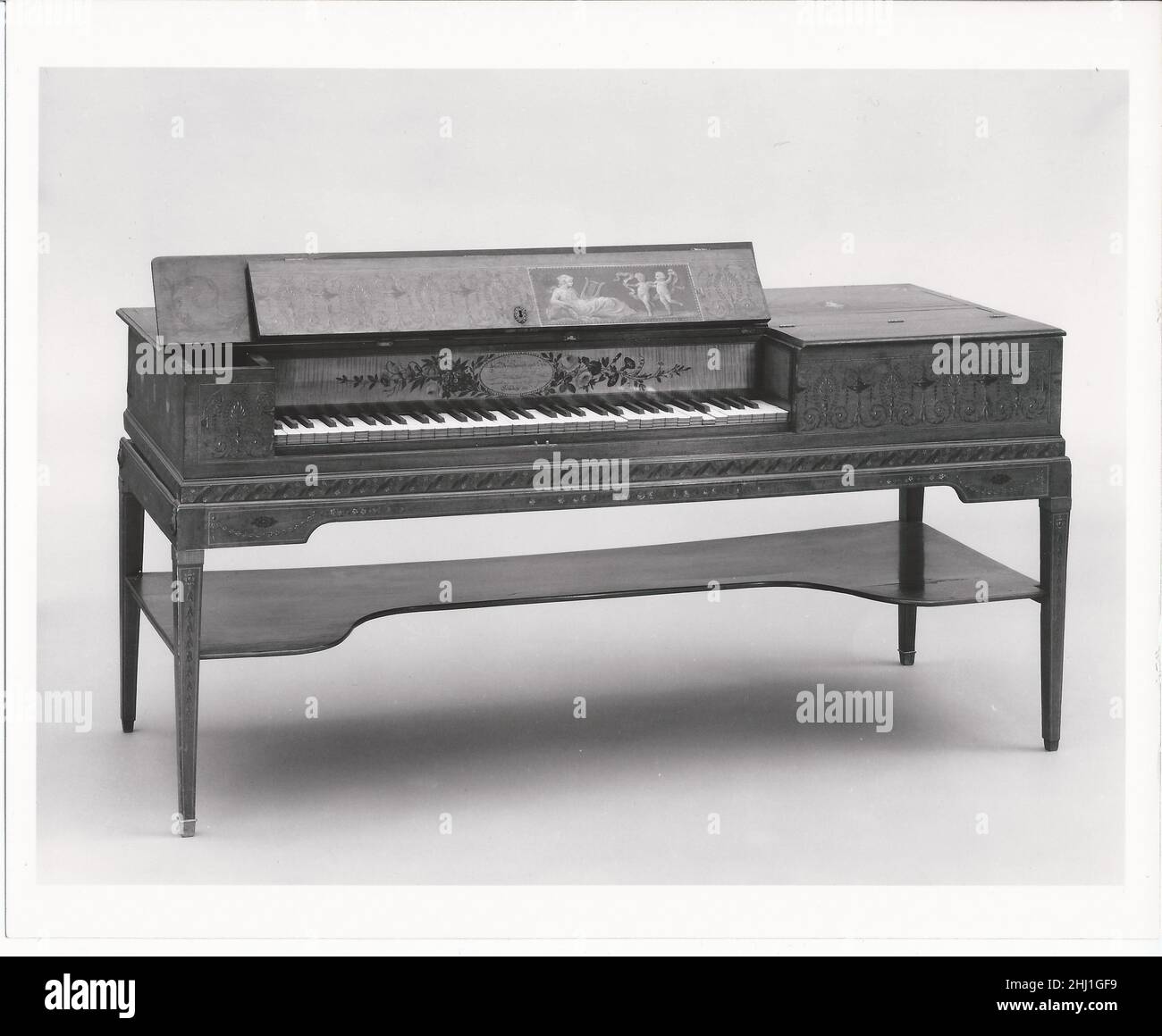 Square piano 1801 John Broadwood & Sons Descrizione tecnica: Valigetta in mogano dipinta con scene classiche incluso il Giudizio di Parigi al centro del pannello superiore del coperchio. Il pannello più piccolo al centro della parte anteriore del coperchio contiene una scena dipinta di una Venere reclinabile a due pidi, in grisaille all'interno del bordo di perle dipinte; piano, quattro lati, gambe, e ripiano dipinto con disegni ornamentali di recinti, ghirlande di alloro, rotoli di perle graduate, medaglioni con figure, teste o trofei, bordi di nastro e fiore, antemione e motivi o bucce di lampada classica, principalmente in Foto Stock