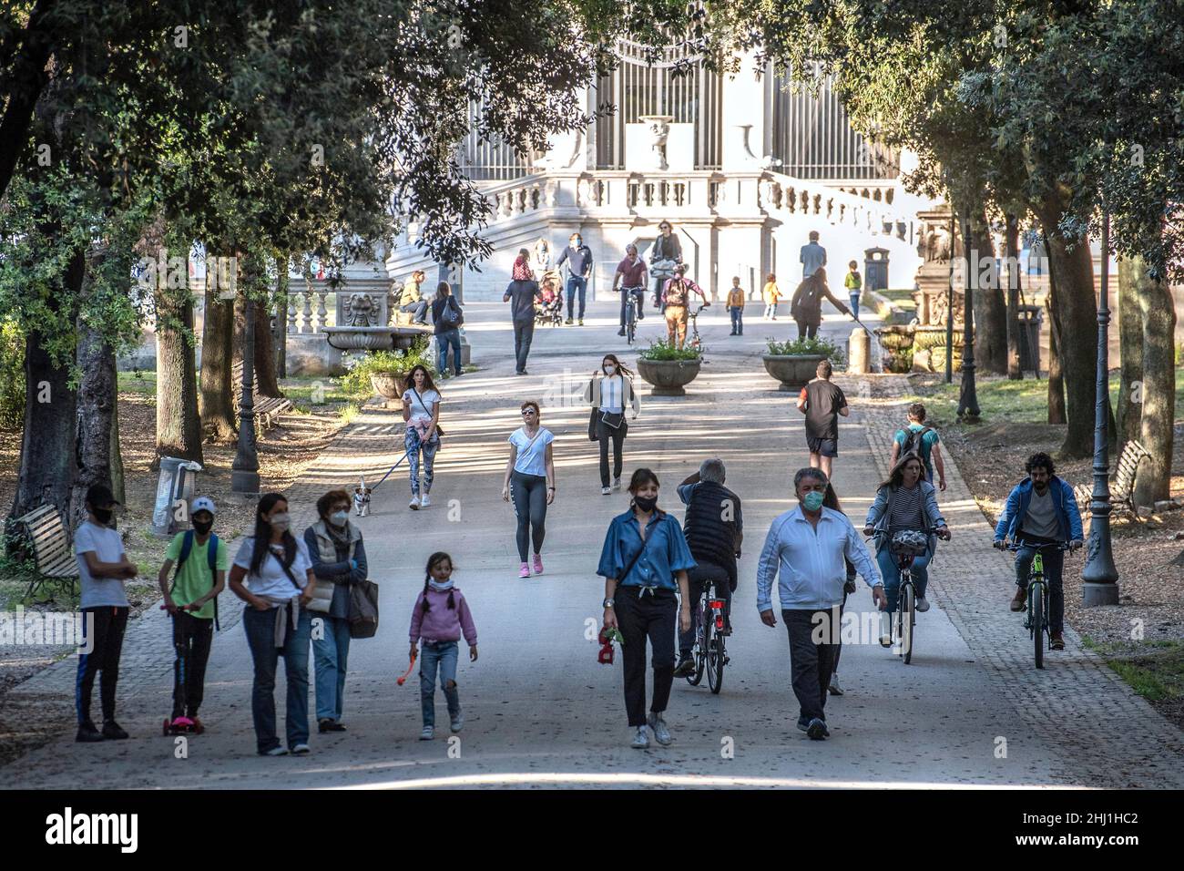 Italia, Roma, 07 maggio 2020 : riapertura, giorno 4 della seconda fase dell'emergenza del Covid-19 a Roma. La gente è avvistata godendo un pomeriggio di sole a V Foto Stock