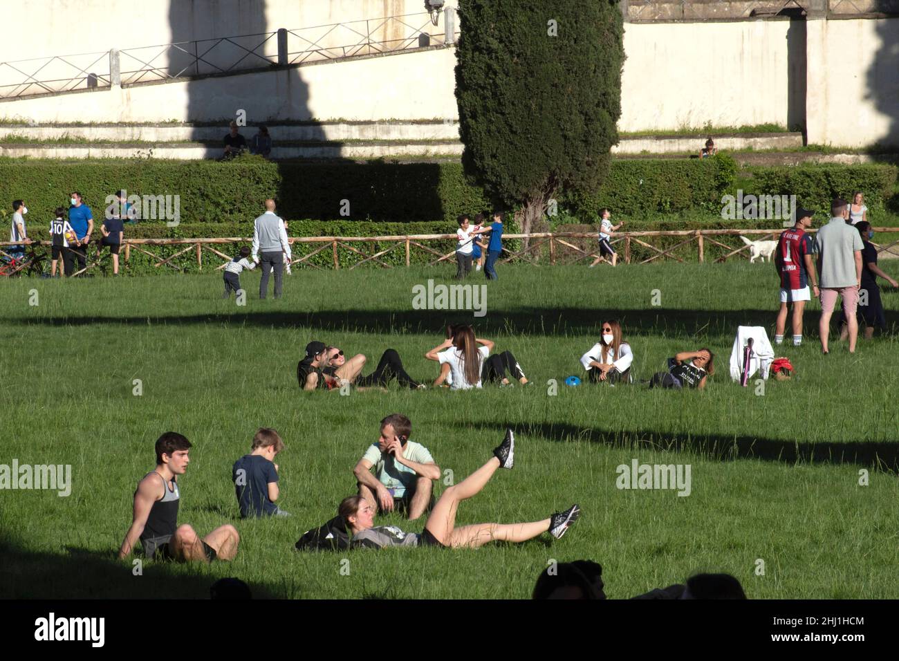 Italia, Roma, 07 maggio 2020 : riapertura, giorno 4 della seconda fase dell'emergenza del Covid-19 a Roma. La gente è avvistata godendo un pomeriggio di sole a V Foto Stock