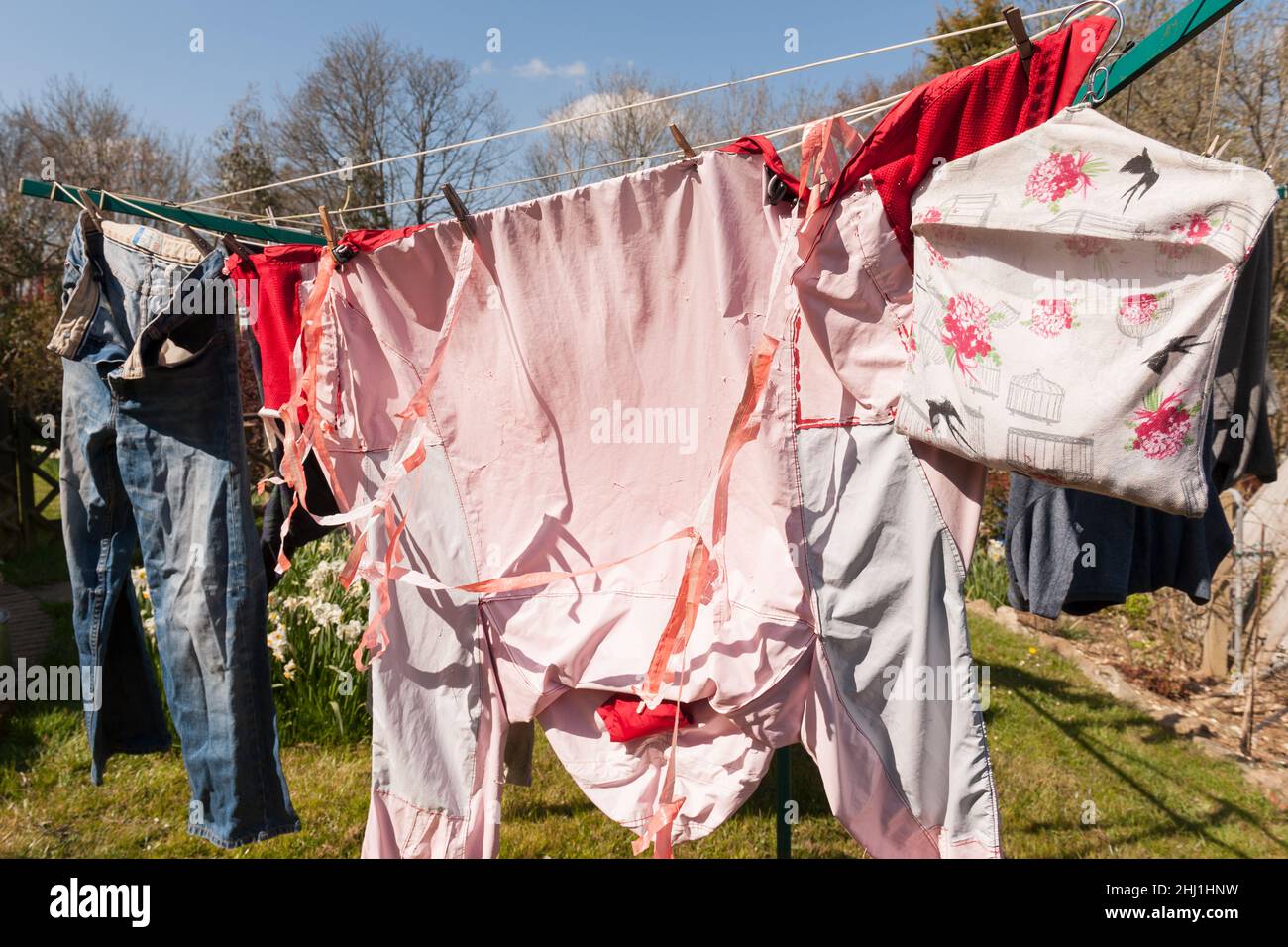 Ciclo di lavaggio e impostazione del calore errati durante il ciclo di lavaggio, con conseguente rivestimento impermeabile della camicia antipioggia rovinata sfaldatura delle pieghe delle cuciture che cadono Foto Stock