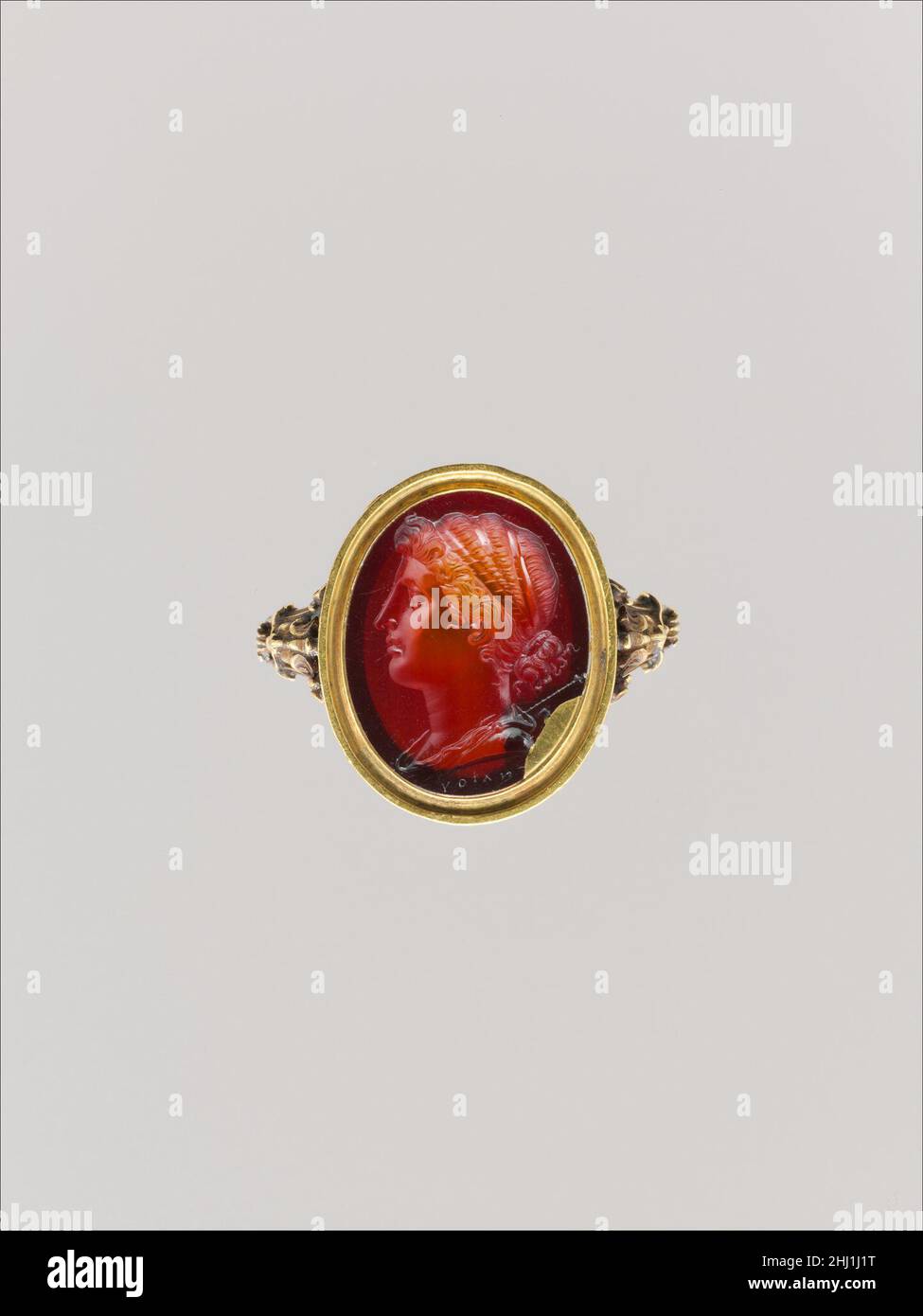 Ovale carneliano adagiato in un anello d'oro del 17th–18th secolo ca. 27 A.C.-D.C. 14 firmato da Gnaios lo scettro dietro la testa indica un ritratto reale, forse una regina tolemaica.. Ovale carneliano adagiato in un anello d'oro del 17th–18th secolo 248206 Foto Stock