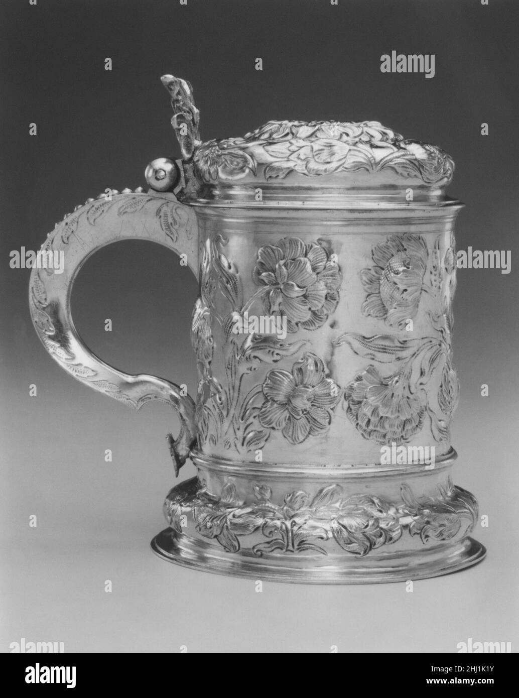 Tankard ca. 1660 Hanss Lambrecht III Hanss Lambrecht III fu uno dei maggiori orafi della città anseatica di Amburgo. Molte delle sue creazioni inventive sono conservate nei tesori reali, tra cui il Museo del Cremlino a Mosca. Già famoso nel corso della sua vita, è noto per aver preso la decorazione floreale al suo apice, e i pezzi di Lambrecht irradiano il meglio di questo modello ornamentale 'pieno-soffiato' applicato a oggetti di proporzioni armoniose. Tankard 197010 Foto Stock