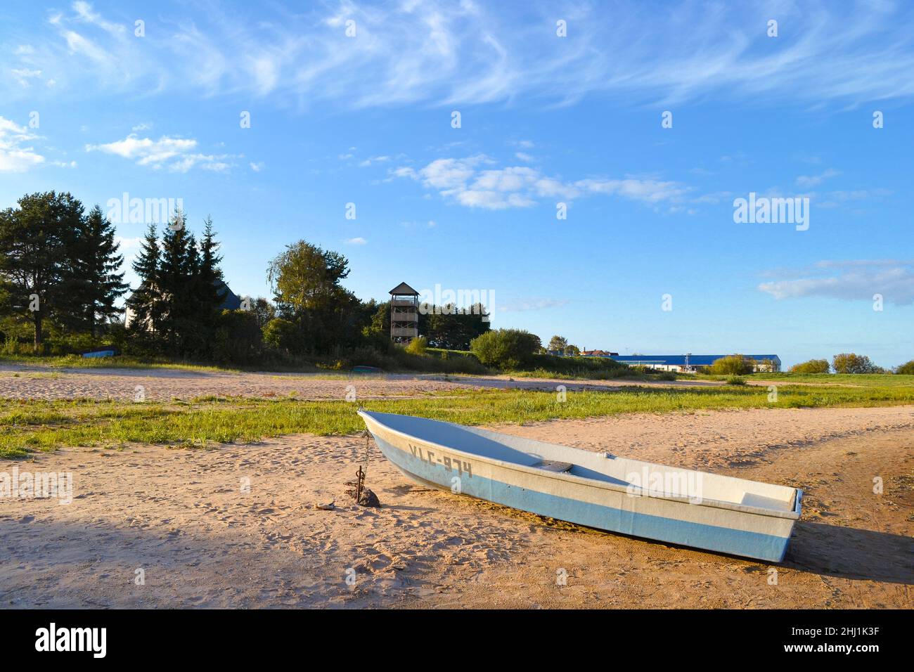 Una barca da pesca in una giornata di sole sulla riva del lago Chudskoe in Estonia Foto Stock