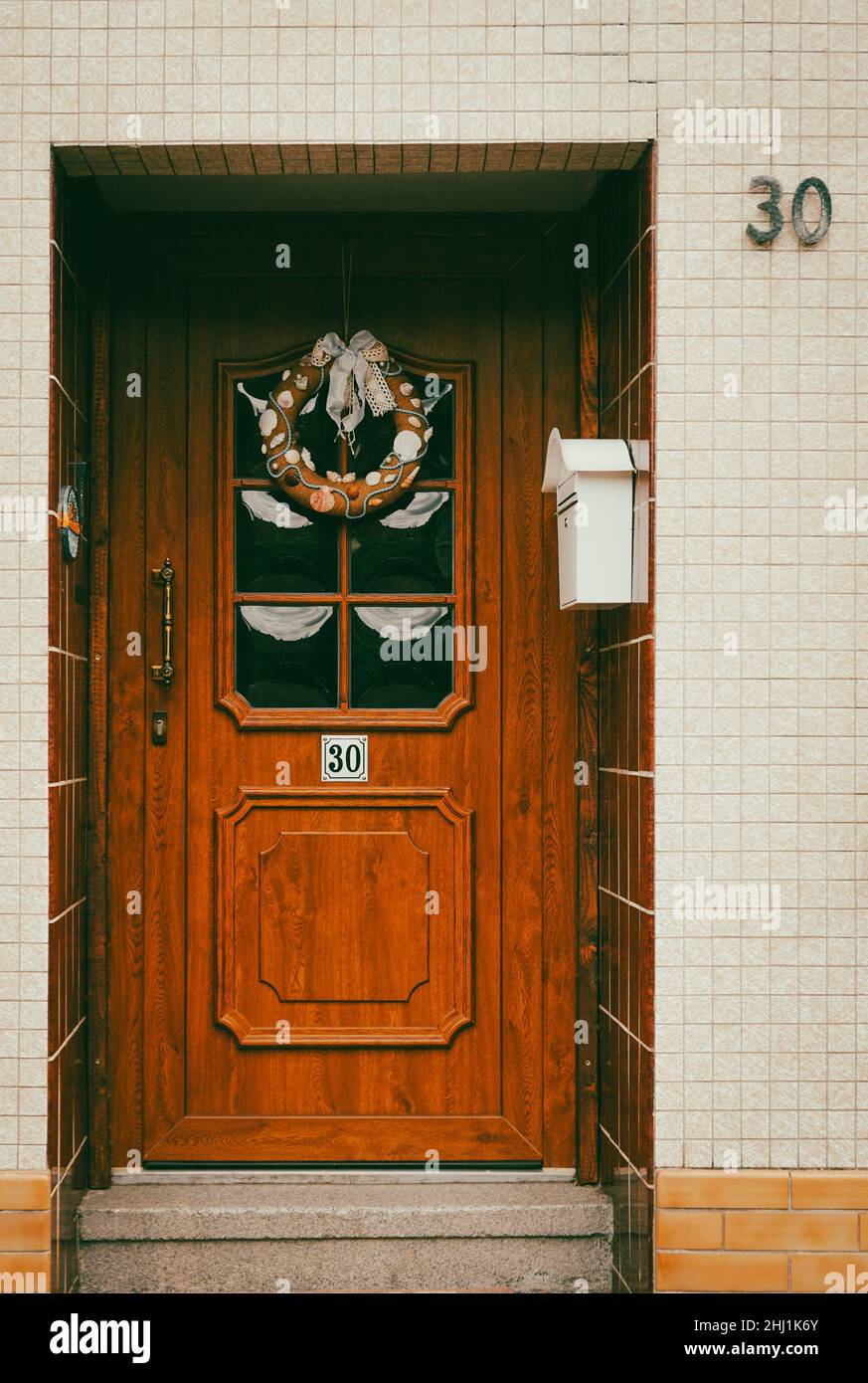 Bella porta di legno con una corona Foto Stock