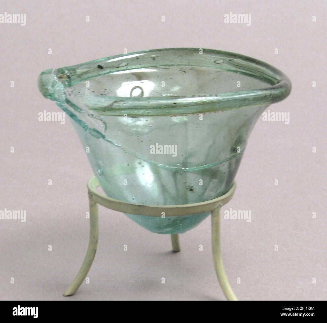 Palm Cup 7th–8th secolo Frankish. Palm Cup 465752 Frankish, Palm Cup, 8th?7th Century, vetro, totale: 1 3/4 x 2 15/16 poll. (4,4 x 7,4 cm). Il Metropolitan Museum of Art, New York. Dono di J. Pierpont Morgan, 1917 (17.193.408) Foto Stock