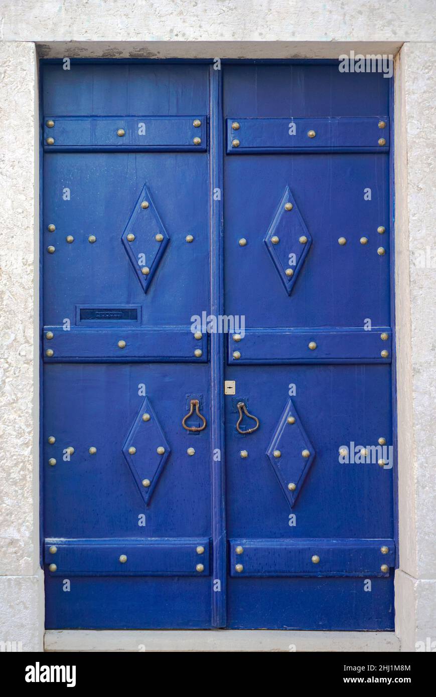Porta blu molto luminosa con elementi metallici Foto Stock