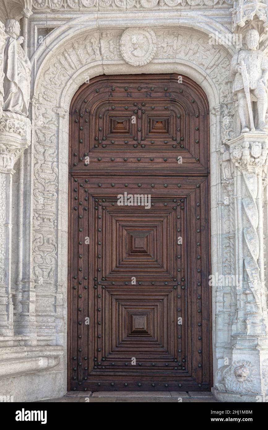 Gigantesche porte di legno su un edificio di marmo bianco Foto Stock