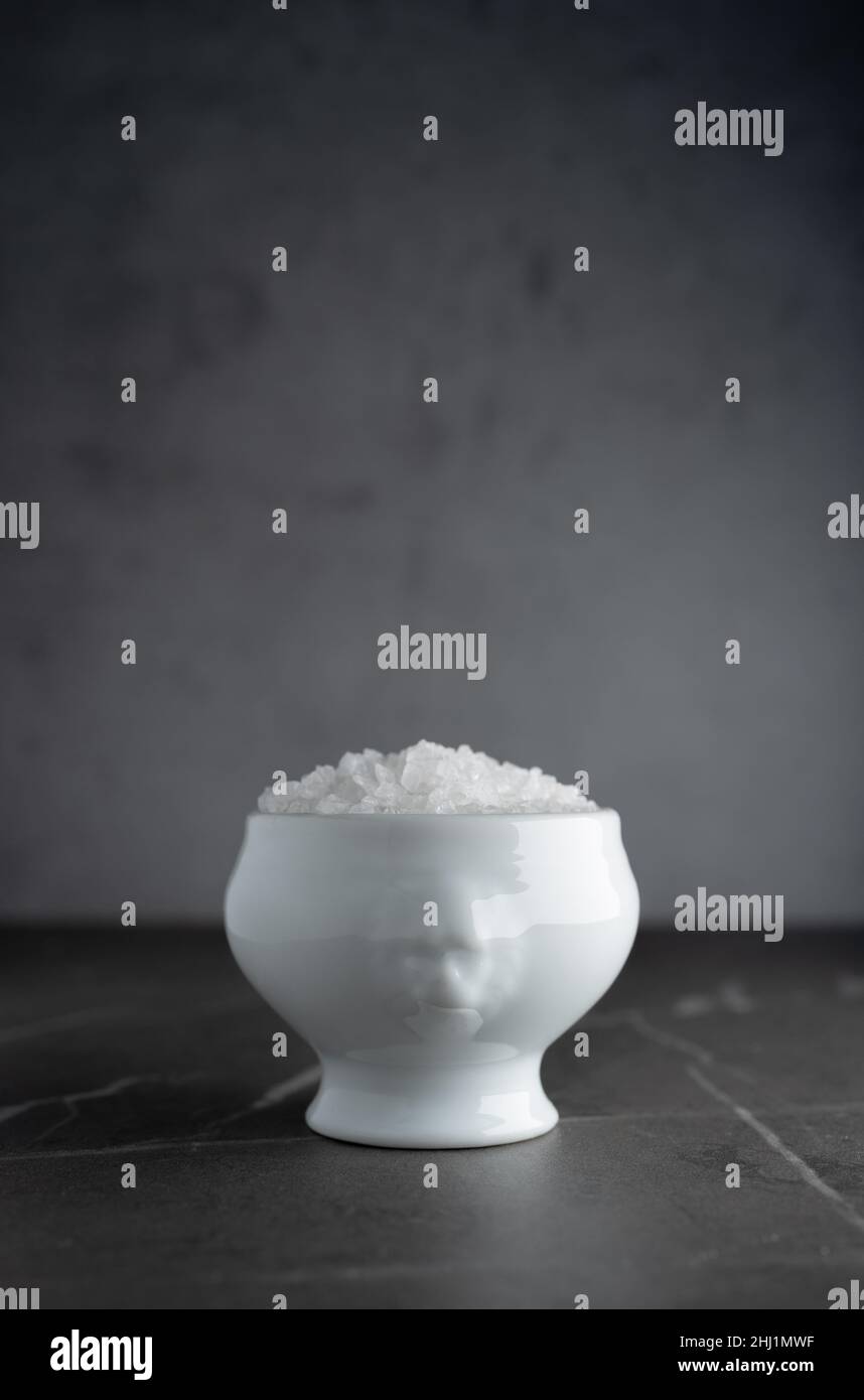 Sale marino in un'insolita ciotola di ceramica bianca, con spazio libero sulla parte superiore Foto Stock