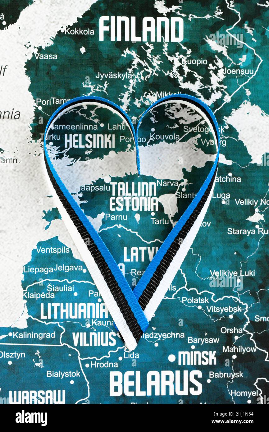 L'Estonia sulla mappa dell'Europa, un cuore nel colore della bandiera estone Foto Stock