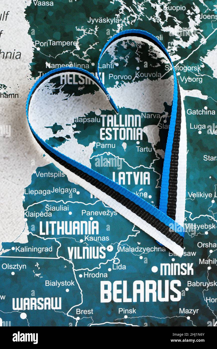 L'Estonia sulla mappa dell'Europa, un cuore nel colore della bandiera estone Foto Stock