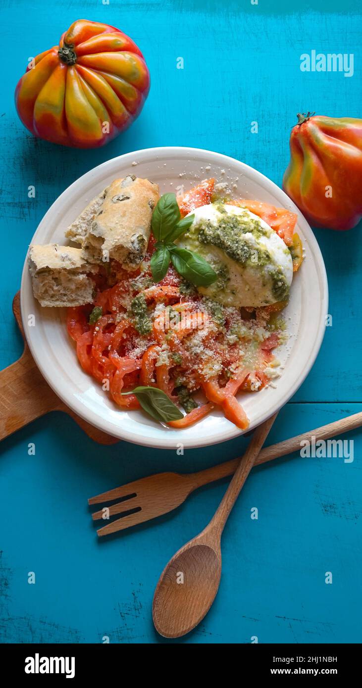 Una semplice insalata caprese in vecchio stile Foto Stock