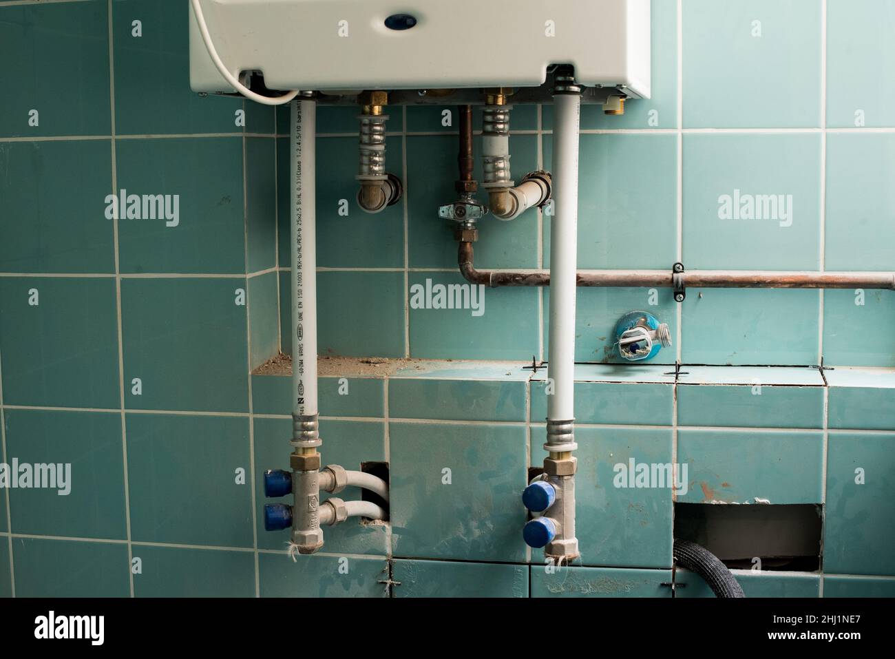 Caldaia di riscaldamento a gas installata in una parete. Sostituire la caldaia. Lavori di ristrutturazione della casa. Foto Stock