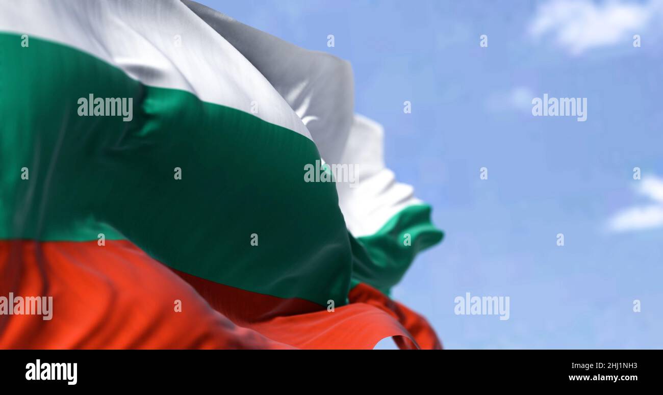 Dettaglio della bandiera nazionale della Bulgaria che sventola nel vento in una giornata limpida. Democrazia e politica. Patriottismo. Messa a fuoco selettiva. Foto Stock