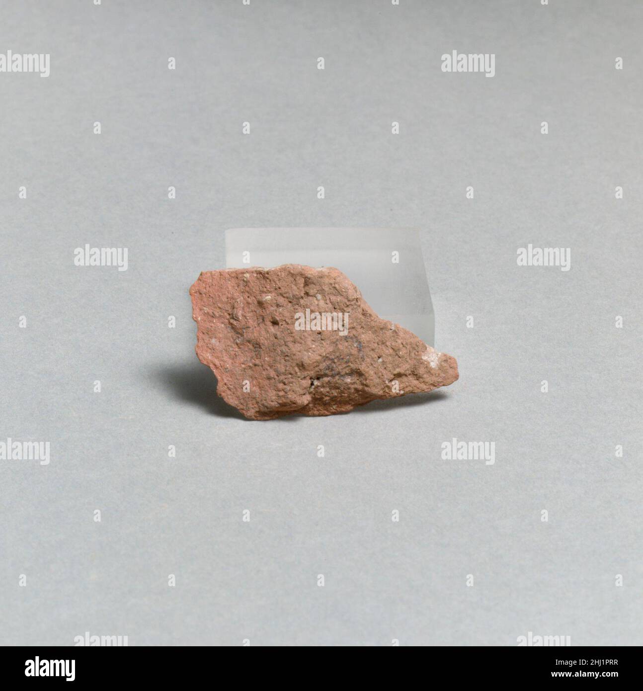 Frammento di vaso greco, lidiano. Frammento di vaso 252766 Greco, Lidiano, frammento di vaso, Terracotta, totale: 1 13/16 x 9/16in. (4,6 x 1,5cm). Il Metropolitan Museum of Art, New York. Dono della Società americana per l'Escavazione di Sardis, 1926 (26.199.199) Foto Stock