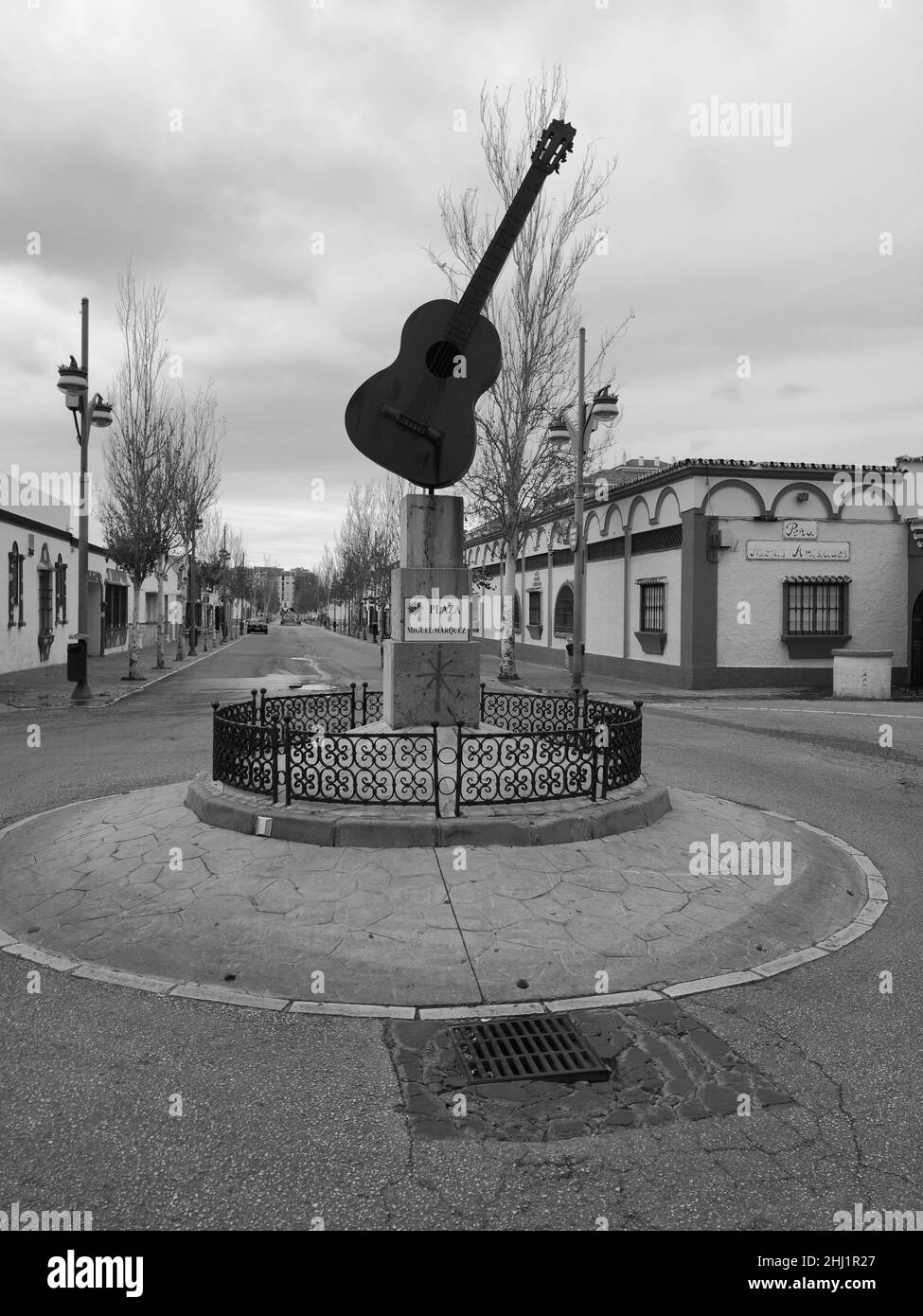 Plaza Miguel Marquez, monumento di chitarra nella zona fieristica di Fuengirola, provincia di Malaga, Spagna. Foto Stock