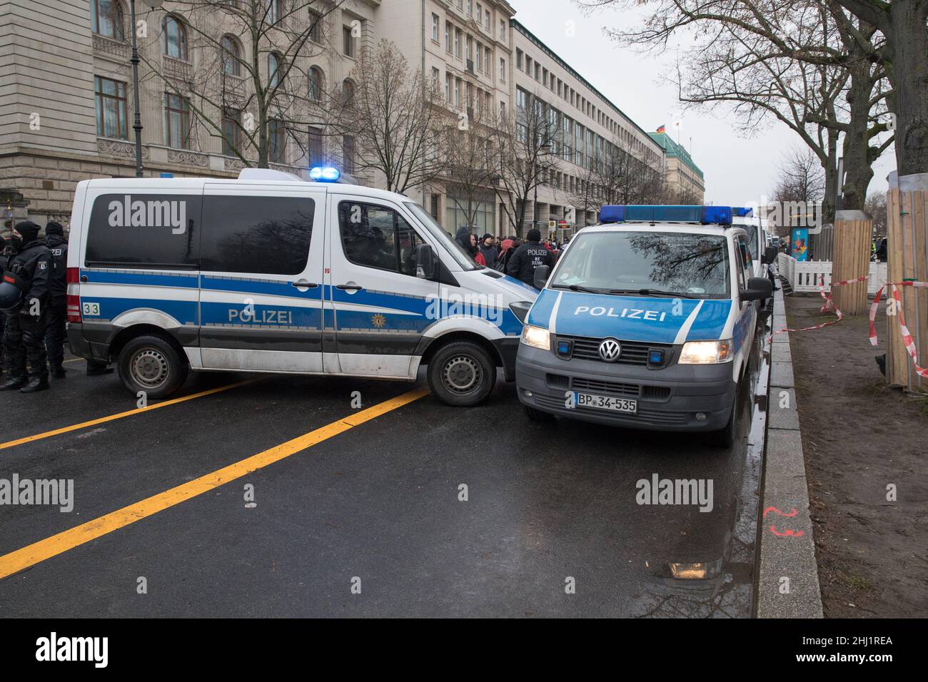 I manifestanti antivaccini si sono riuniti a Berlino il 26 gennaio 2022. Le proteste si sono svolte in quanto la variante di Omicron ha provocato un aumento delle infezioni in tutta la Germania. Inoltre, le autorità tedesche sono preoccupate per la diffusione delle teorie della cospirazione e per la minaccia della radicalizzazione. (Foto di Michael Kuenne/PRESSCOV/Sipa USA) Foto Stock