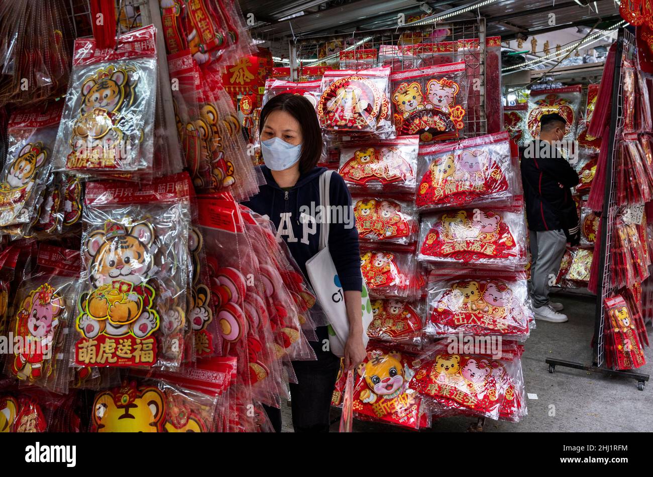 Hong Kong, Cina. 25th Jan 2022. Una donna ha visto guardare ornamenti decorativi ad una bancarella di strada, capo del prossimo Lunar Chinese New Year 2022 della Tiger in Hong Kong.Hong Kong governo reintrodotto più severe restrizioni sociali Covid costringendo scuole, imprese, E i luoghi pubblici da chiudere fino alla festa di Capodanno cinese (CNY) e festeggiamenti hanno finito per controllare la diffusione della variante Omicron come la strategia del governo mira a zero infezioni in città. Credit: SOPA Images Limited/Alamy Live News Foto Stock