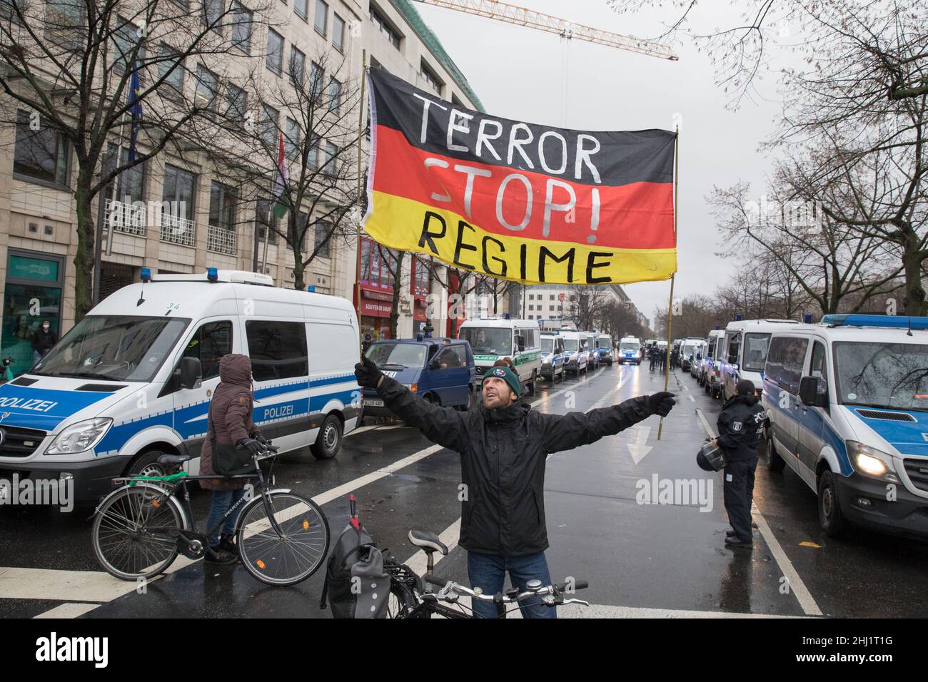 Berlino, Germania. 26th Jan 2022. I manifestanti antivaccini si sono riuniti a Berlino il 26 gennaio 2022. Le proteste si sono svolte in quanto la variante di Omicron ha provocato un aumento delle infezioni in tutta la Germania. Inoltre, le autorità tedesche sono preoccupate per la diffusione delle teorie della cospirazione e per la minaccia della radicalizzazione. (Credit Image: © Michael Kuenne/PRESSCOV via ZUMA Press Wire) Credit: ZUMA Press, Inc./Alamy Live News Foto Stock