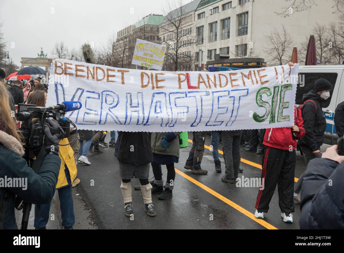 Berlino, Germania. 26th Jan 2022. I manifestanti antivaccini si sono riuniti a Berlino il 26 gennaio 2022. Le proteste si sono svolte in quanto la variante di Omicron ha provocato un aumento delle infezioni in tutta la Germania. Inoltre, le autorità tedesche sono preoccupate per la diffusione delle teorie della cospirazione e per la minaccia della radicalizzazione. (Foto di Michael Kuenne/PRESSCOV/Sipa USA) Credit: Sipa USA/Alamy Live News Foto Stock