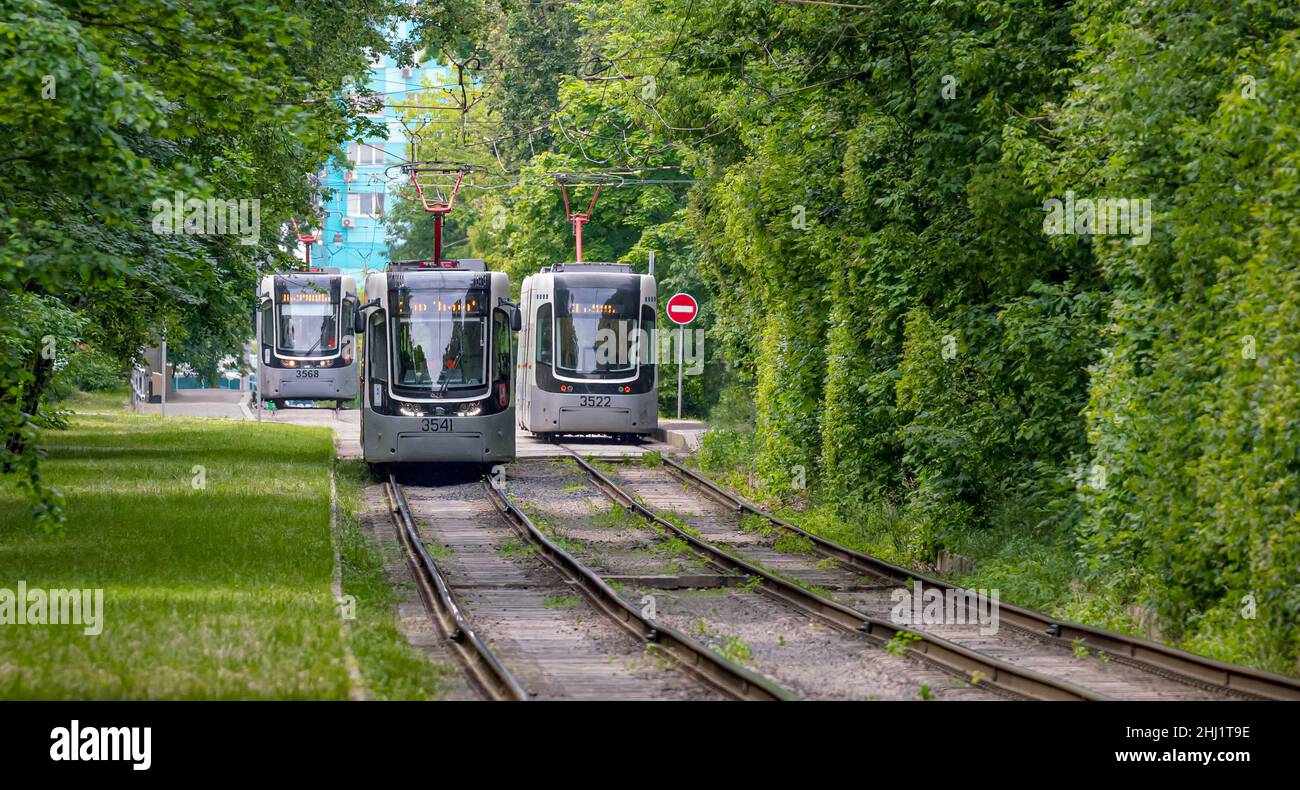 Un nuovo tipo di tram di Mosca su una linea pittoresca con un 'corridoio verde' di alberi e arbusti. Foto Stock