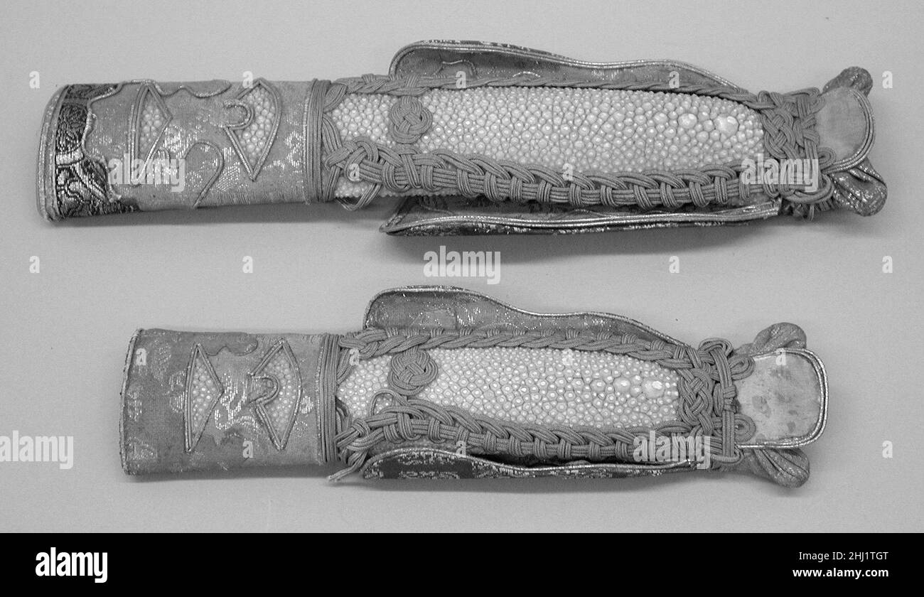 Incarti di presentazione per un paio di Sword Grips ca. 1615–1868 Giapponese. Involucri di presentazione per un paio di Sword Grips 24402 Foto Stock