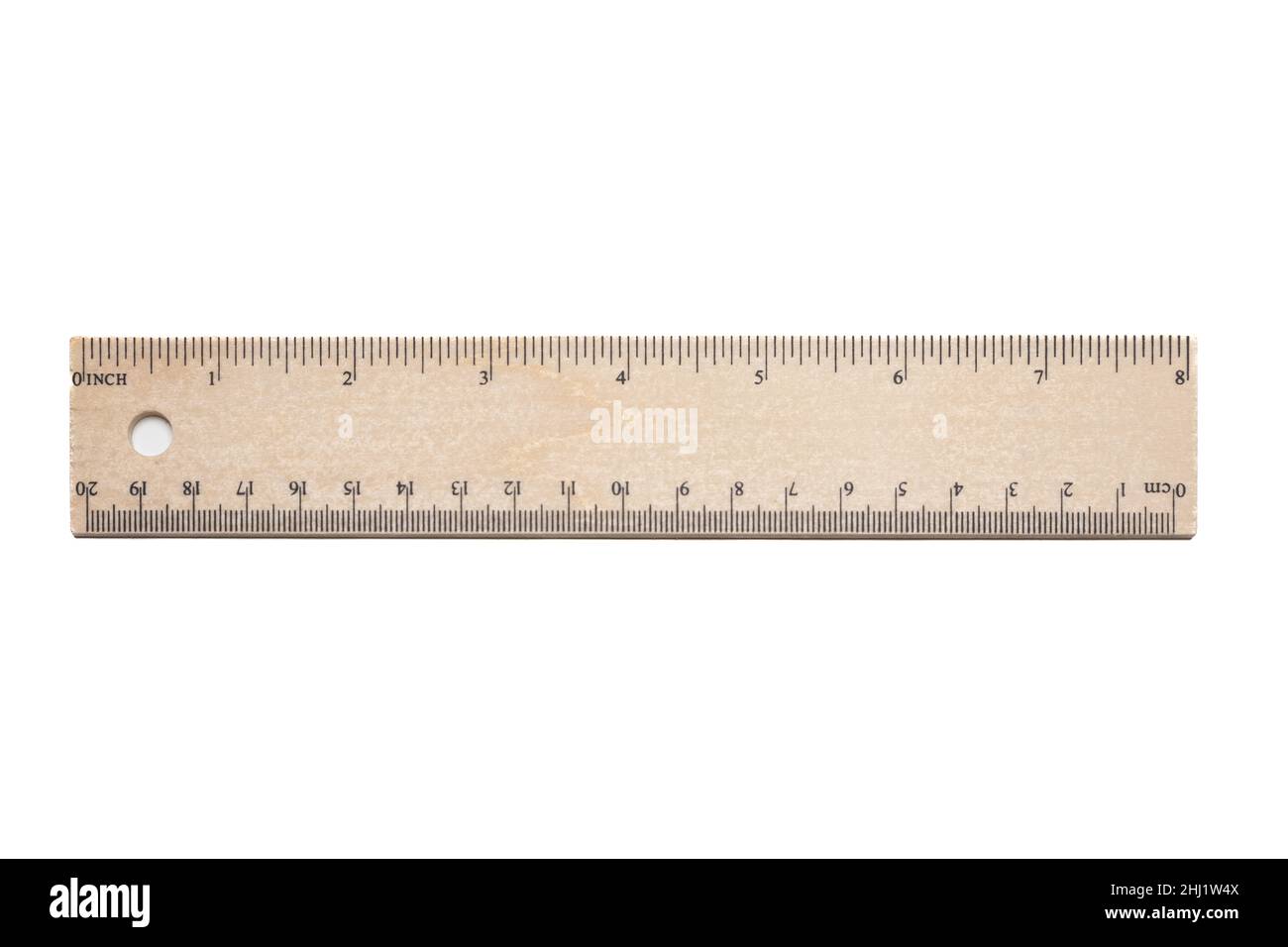 Ritaglio isolato dal righello su sfondo bianco. Riga doppia in legno strumento di misurazione lungo venti centimetri e otto pollici. Foto Stock