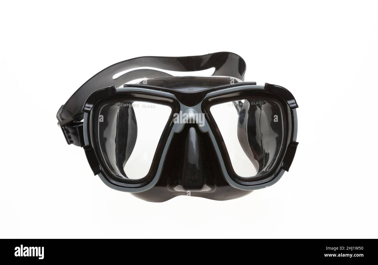 Maschera subacquea isolata su sfondo bianco. Maschera subacquea nera con vetro temperato, nuoto snorkeling e attrezzatura subacquea. Foto Stock
