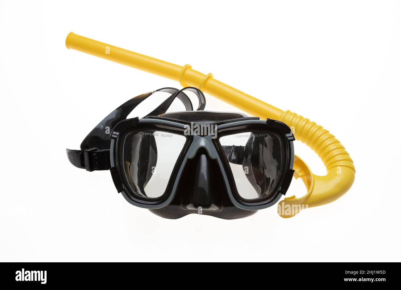 Maschera subacquea e boccaglio giallo isolato su sfondo bianco. Maschera subacquea nera con acqua in vetro temperato e attrezzatura subacquea. Sport, attività, Foto Stock