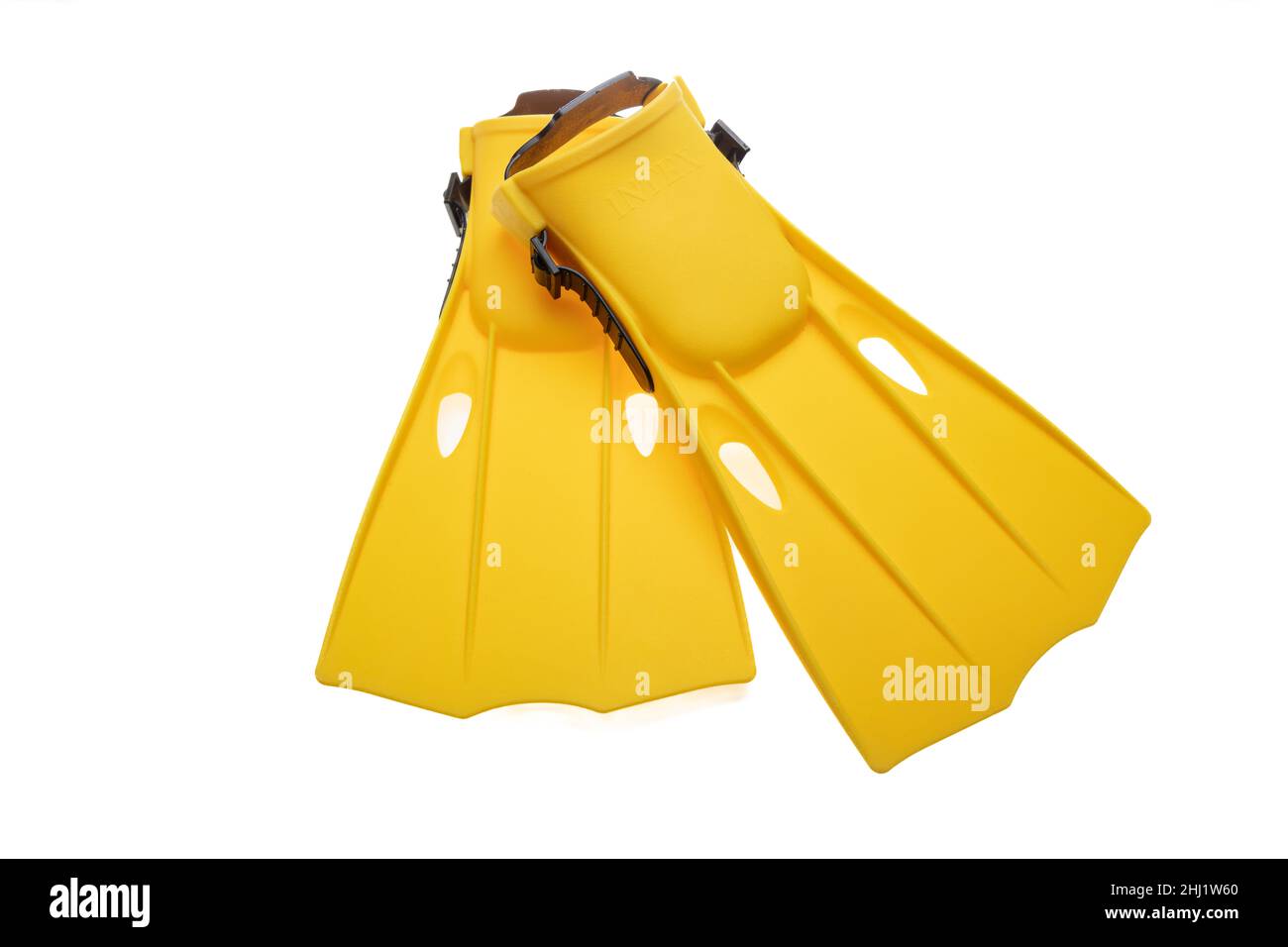 Flipper giallo isolato ritaglio su sfondo bianco. Vista dall'alto di un paio di scarpe da pinna, attrezzatura per nuoto e immersioni. Sport, attività, tempo libero. Foto Stock