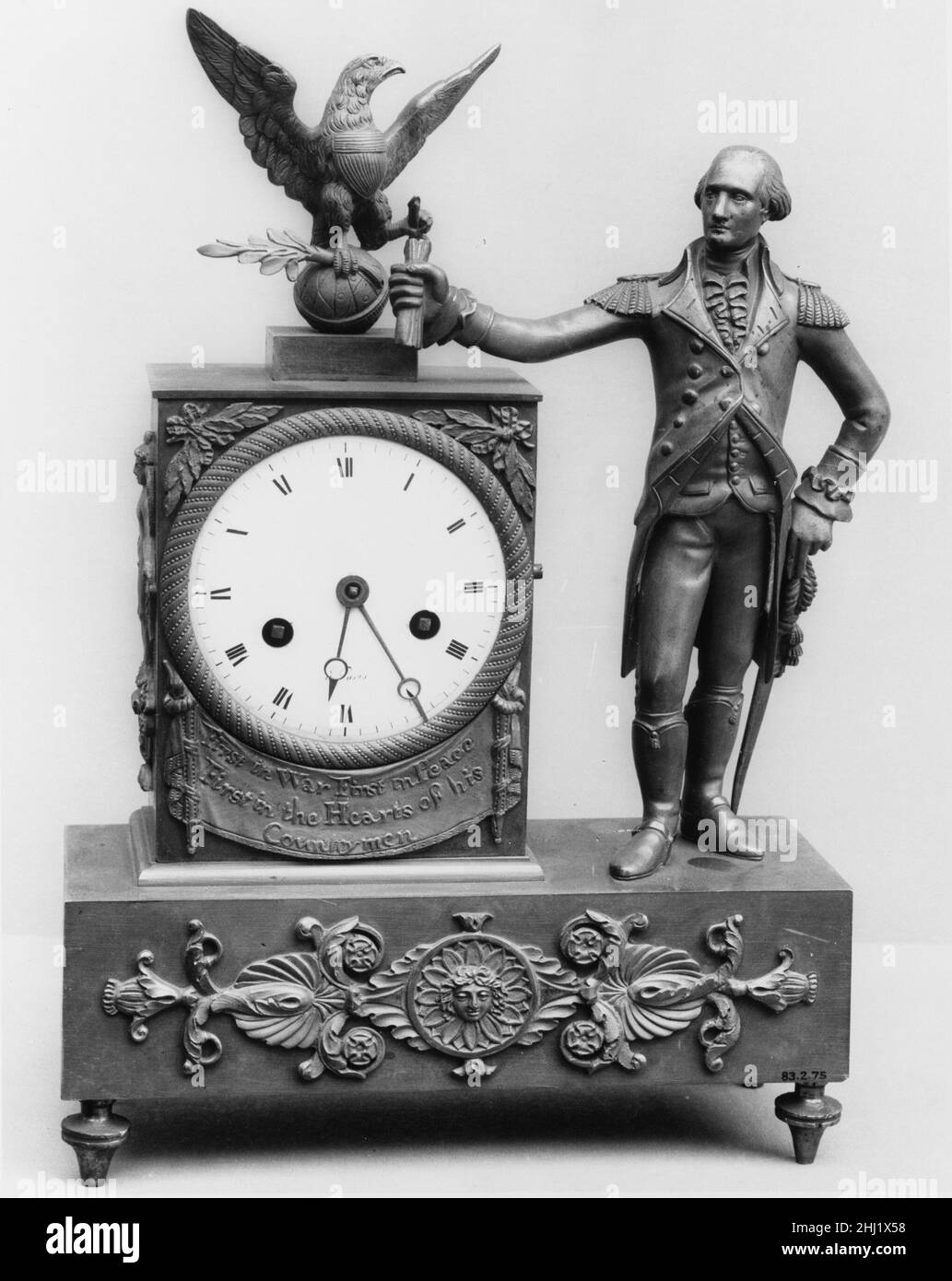 Orologio 1792–1819 questo orologio, con una statuetta di George Washington, è simile a 31.41.1 e 25,111. Può essere stato parte di un gruppo di orologi inviati dalla Francia ad un mercante del Maryland durante l'inizio del diciannovesimo secolo. La figura di Washington si basa sul dipinto di John Trumbull del 1782 "Washington Before the Battle of Trenton", ora nella Yale University Art Gallery. Il Museo possiede una riproduzione da parte di Trumbull del suo dipinto precedente, 22.45.9.. Orologio 2091 Foto Stock