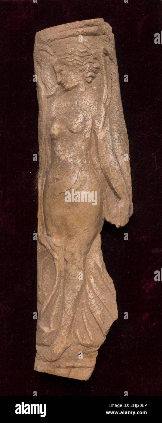 Placca ossea con ballerino femminile 4th–6th secolo tardo romano/antico bizantino questa elegante scultura ossea è un raro esempio di figura mitologica femminile. Anche se la funzione del rilievo è sconosciuta, potrebbe essere stato usato come applicazione per una scatola o mobili. Placca ossea con ballerino femmina. Tardo romano/inizio bizantino. 4th–6th secolo. Osso. Osso Foto Stock Placca ossea con ballerino femminile 4th–6th secolo tardo romano/antico bizantino questa elegante scultura ossea è un raro esempio di figura mitologica femminile. Anche se la funzione del rilievo è sconosciuta, potrebbe essere stato usato come applicazione per una scatola o mobili. Placca ossea con ballerino femmina. Tardo romano/inizio bizantino. 4th–6th secolo. Osso. Osso Foto Stock