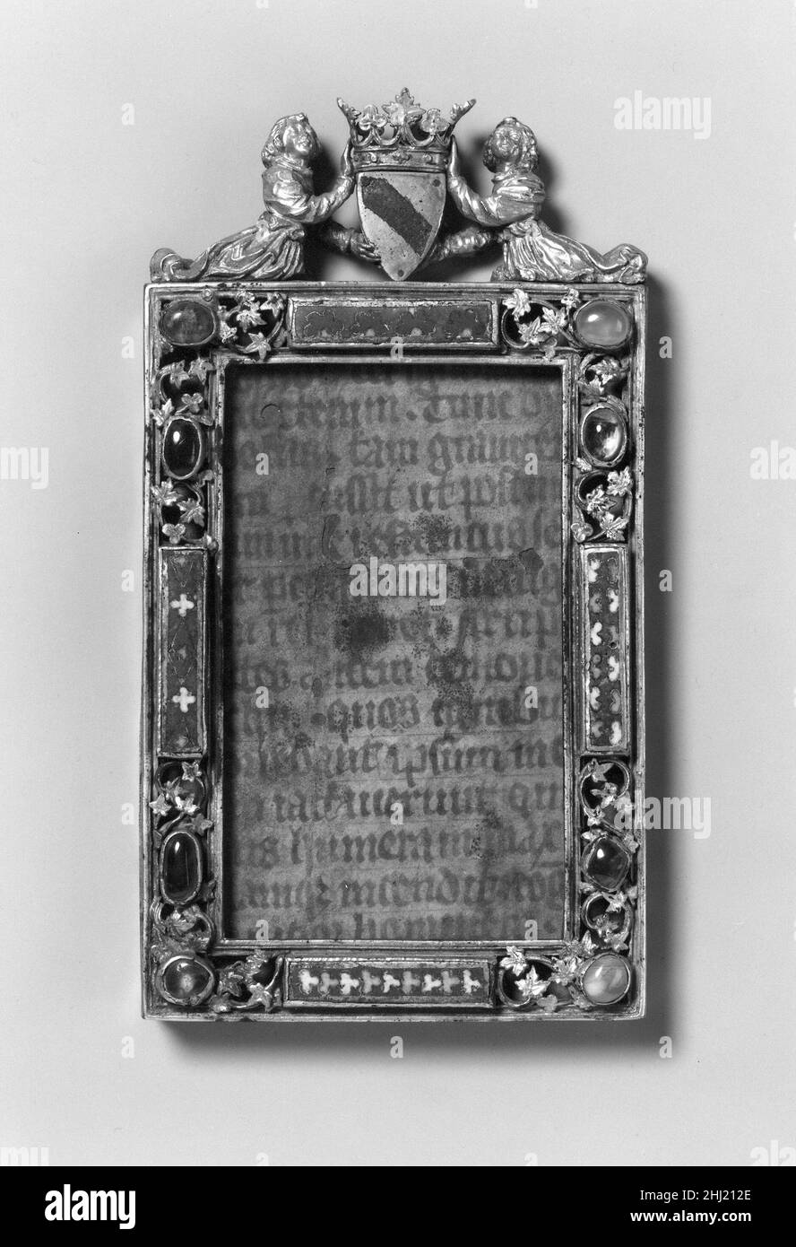 Cornice smaltata con angeli che reggono stemma del 13th secolo, seconda metà francese. Telaio smaltato con angeli che tengono stemma 460600 Foto Stock