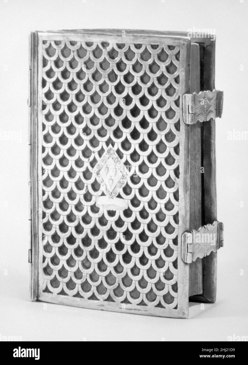 Copertina libro ca. 1621–25 inglesi i volumi dentro sono una Bibbia di Re Giacomo del 1620 e un Libro di preghiera comune del 1621. Un proprietario successivo era una signora non sposata della famiglia Anvine, come indicato dalla losanga che racchiude le sue braccia. Copertina del libro 202457 Foto Stock