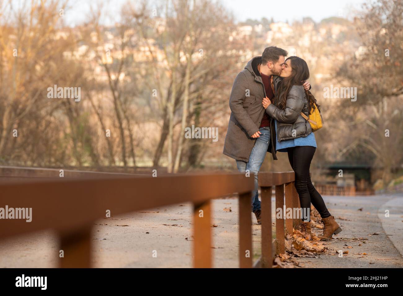 Giovane coppia eterosessuale bacia in un parco il giorno di San Valentino Foto Stock