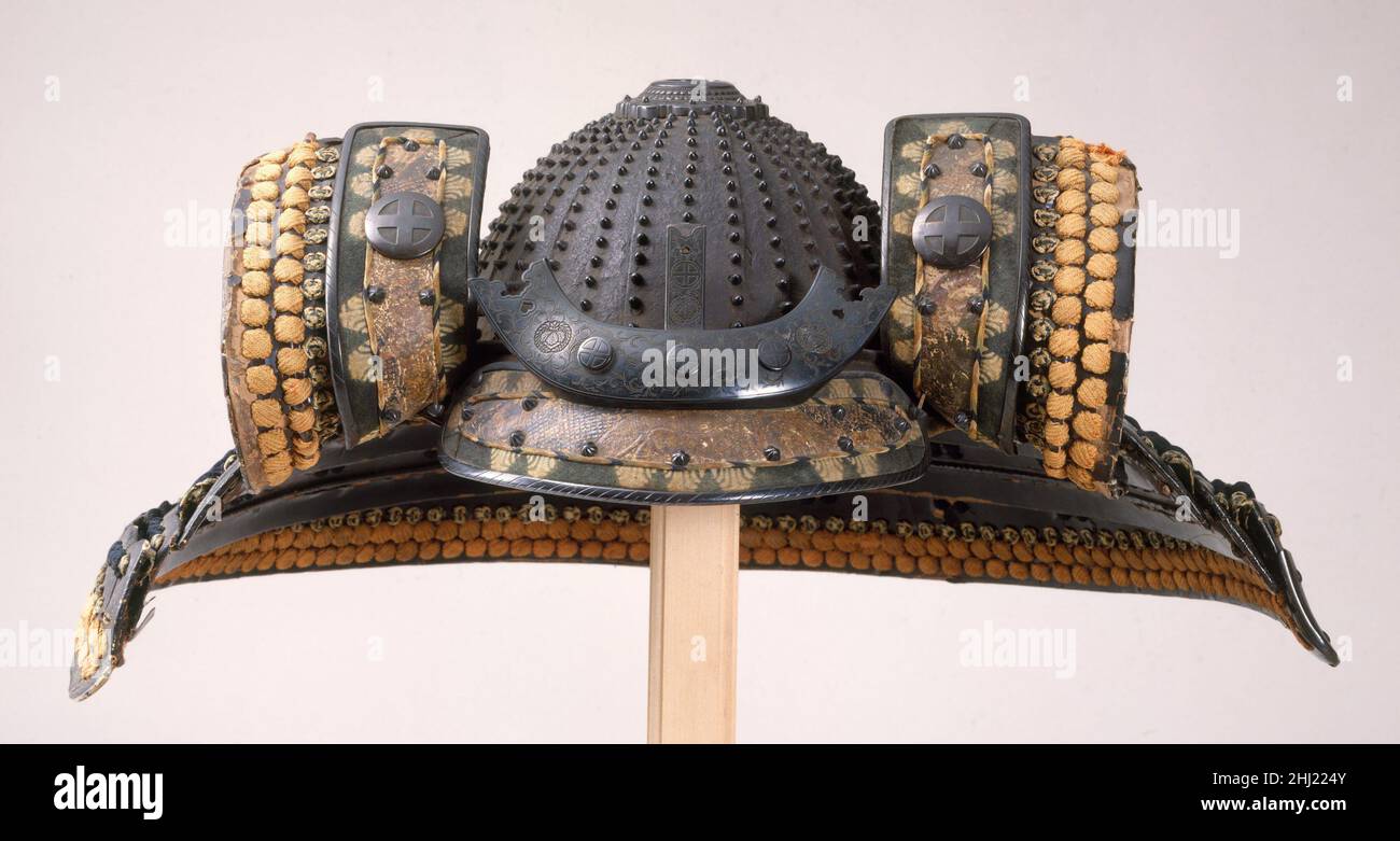Casco (Hoshi Kabuto) 14th secolo Giapponese la ciotola del casco, costruita con trentadue lastre di ferro, risale al XIV secolo ma fu rimontata per l'uso nel XVIII secolo. I raccordi in metallo sui giradischi della protezione del collo includono il logo (una croce all'interno di un cerchio) della famiglia Shimazu, daimyo di Kagoshima. Casco (Hoshi Kabuto). Giapponese. 14th secolo. Ferro, lacca, cuoio, seta, lega rame-oro (shakud?). Caschi Foto Stock Casco (Hoshi Kabuto) 14th secolo Giapponese la ciotola del casco, costruita con trentadue lastre di ferro, risale al XIV secolo ma fu rimontata per l'uso nel XVIII secolo. I raccordi in metallo sui giradischi della protezione del collo includono il logo (una croce all'interno di un cerchio) della famiglia Shimazu, daimyo di Kagoshima. Casco (Hoshi Kabuto). Giapponese. 14th secolo. Ferro, lacca, cuoio, seta, lega rame-oro (shakud?). Caschi Foto Stock