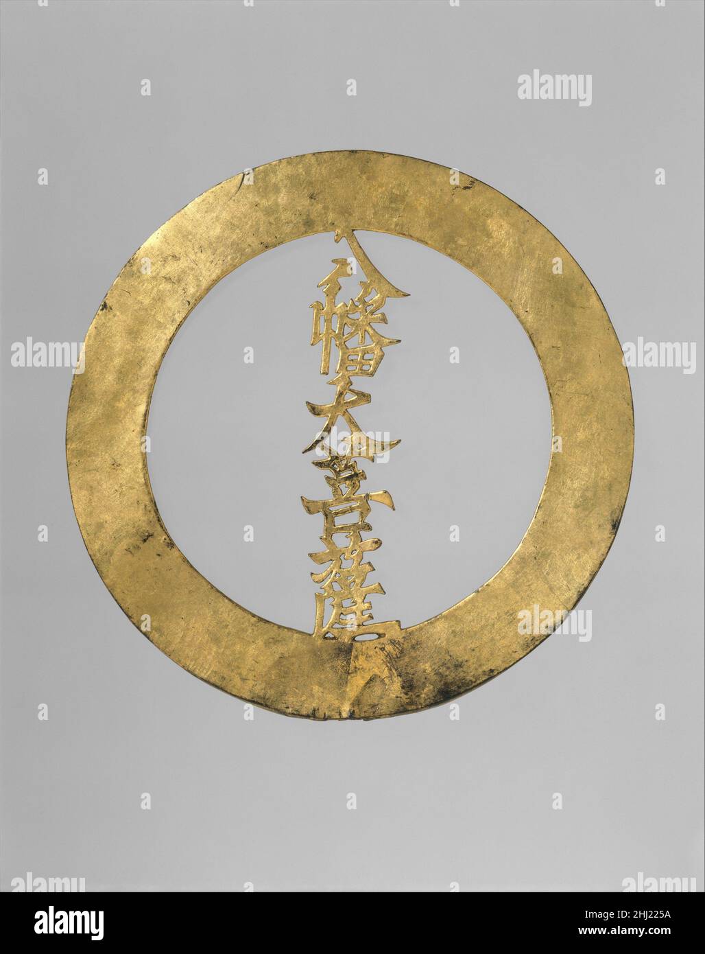Casco Crest (Maidate) 18th–19th secolo giapponese il simbolismo trasportato da un casco rappresentazionale e maschera facciale potrebbe essere migliorato dall'uso di una cresta staccabile (maidate), di solito montata sulla parte anteriore del casco appena sopra l'orlo. Le creste sono a volte fatte di ferro, ma più frequentemente combinano materiali delicati come cuoio, carta-mâché, o legno dorato e laccato. I disegni di cresta del periodo Edo includono un'ampia gamma di eraldry di famiglia (mon), rendizioni naturalistiche di piante e animali, e immagini sacre. Questi stessi temi decorativi sono presenti anche su ferro goffrato bre Foto Stock Casco Crest (Maidate) 18th–19th secolo giapponese il simbolismo trasportato da un casco rappresentazionale e maschera facciale potrebbe essere migliorato dall'uso di una cresta staccabile (maidate), di solito montata sulla parte anteriore del casco appena sopra l'orlo. Le creste sono a volte fatte di ferro, ma più frequentemente combinano materiali delicati come cuoio, carta-mâché, o legno dorato e laccato. I disegni di cresta del periodo Edo includono un'ampia gamma di eraldry di famiglia (mon), rendizioni naturalistiche di piante e animali, e immagini sacre. Questi stessi temi decorativi sono presenti anche su ferro goffrato bre Foto Stock